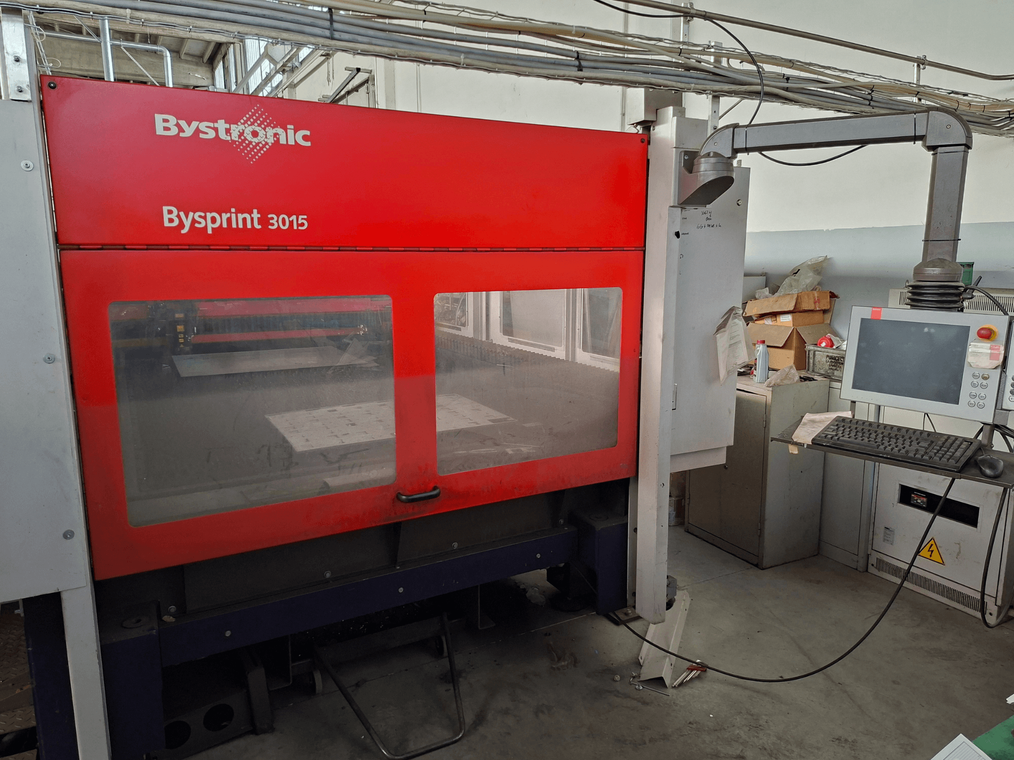 Bystronic Bysprint 3015 CO₂ lazer kesim makinesi; kontrol paneli ve lazer kesim alanını gösteren önden görünüm.