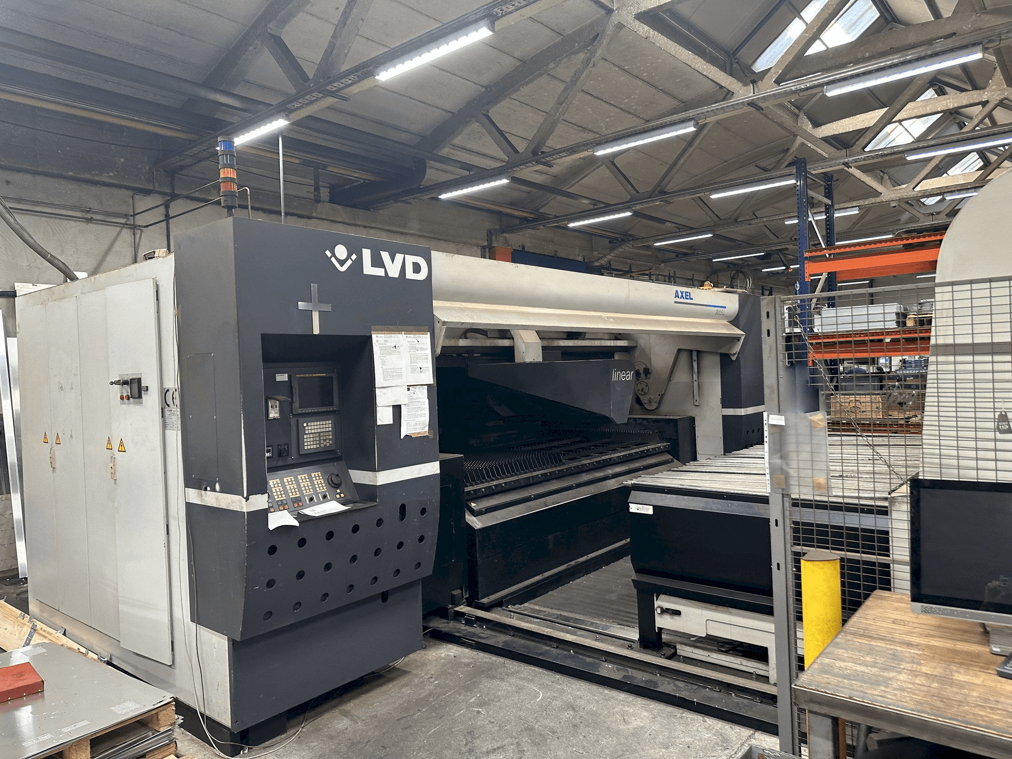 Makine LVD Axel 3015 - Önden görünüm