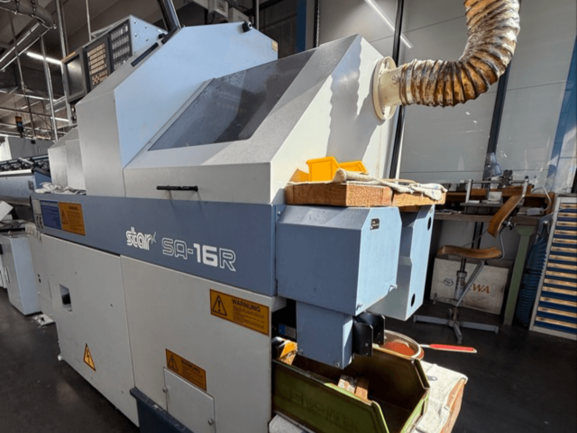 Stark SA-16R makinenin önden görünümü, konik egzoz ve sarı aletler ve uyarı etiketleriyle donatılmış çalışma alanı.