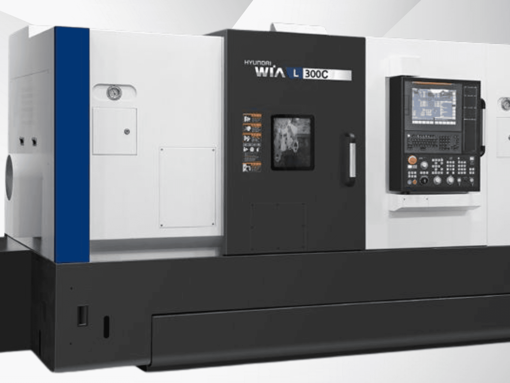 Hyundai WIA L300C CNC torna makinesi, önden görünüm, kontrol paneli ve çalışma ekranı ile. Şık ve modern bir tasarıma sahiptir.