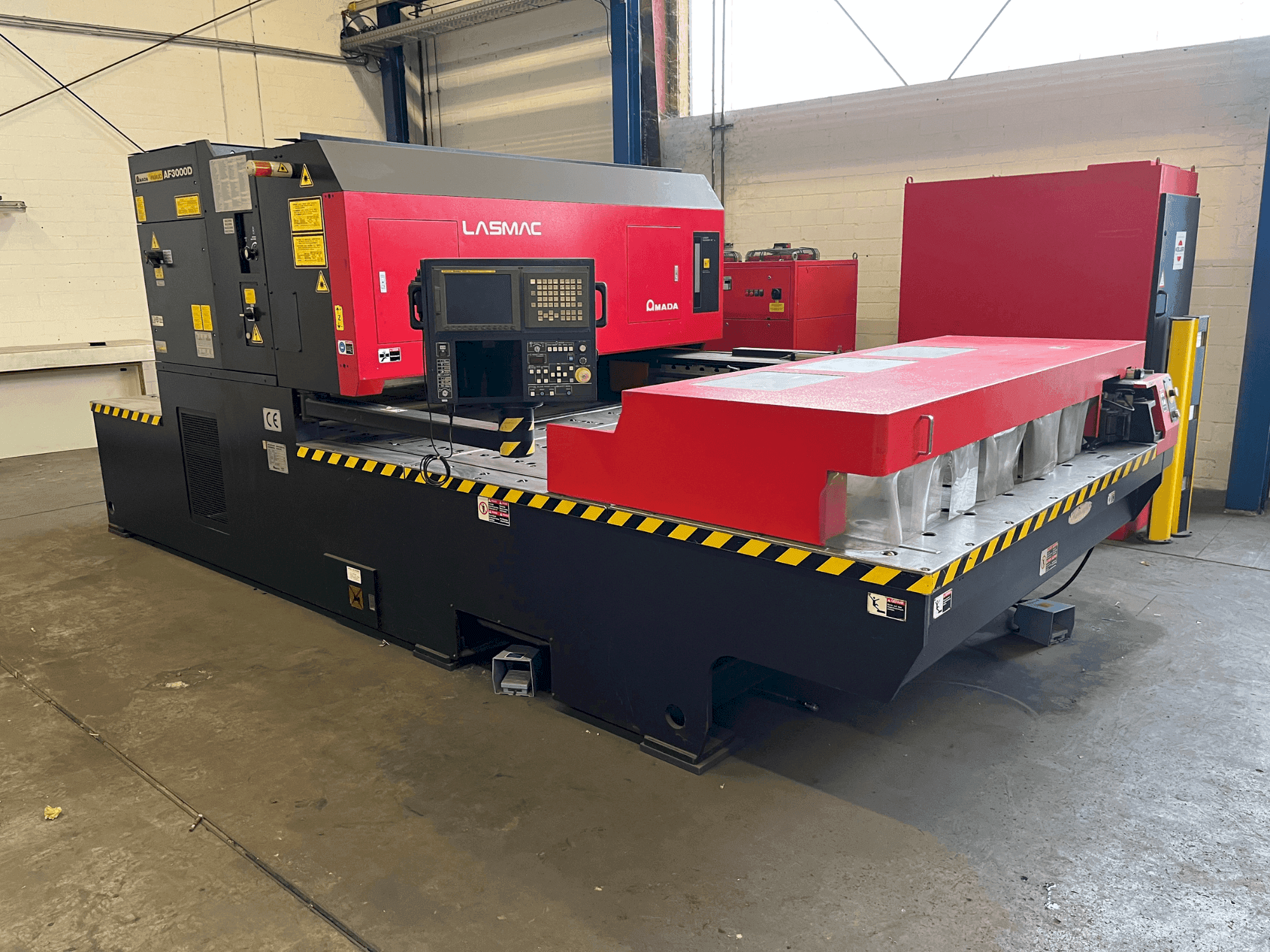 Makine AMADA LC-2415 A3 - Önden görünüm