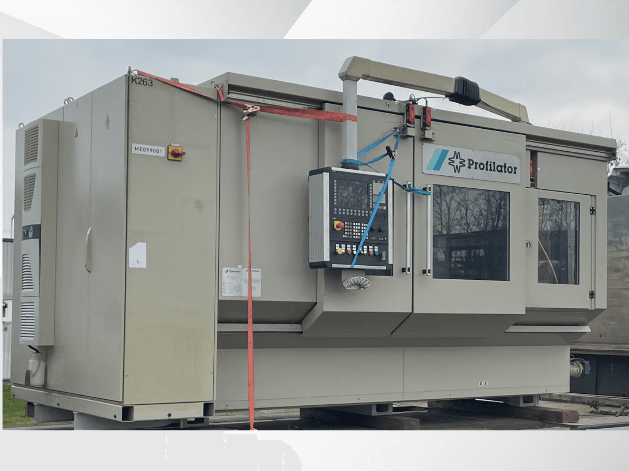 Ahşap bir platform üzerinde kontrol paneli, güvenlik etiketleri ve koruyucu çember içeren yandan görünümlü profilatör makinesi.