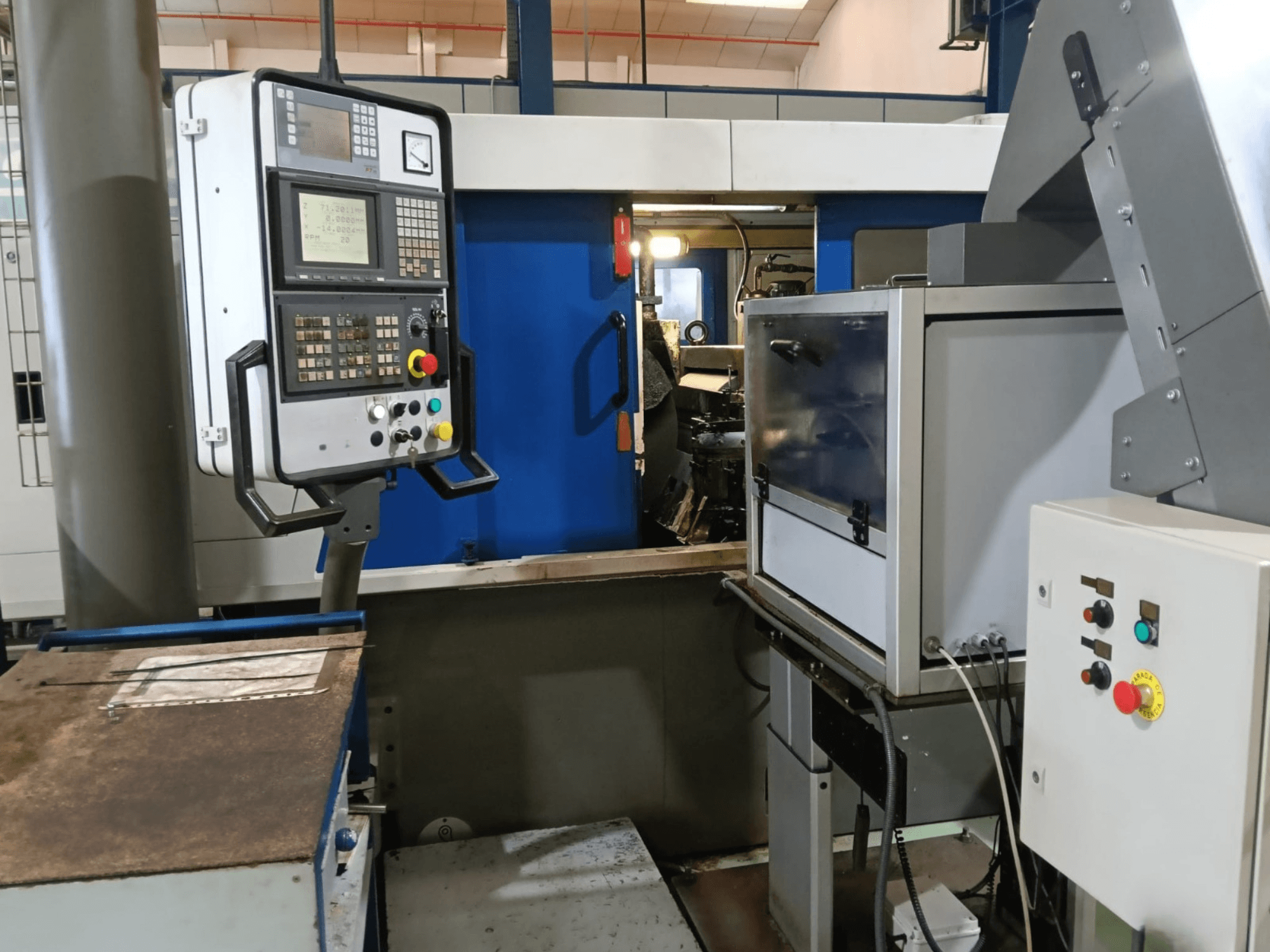 DANOBAT 327 MDA merkezsiz taşlama makinesinin kontrol paneli ve makineleri, yandan bakıldığında, düğmeler ve ekran sergileniyor.