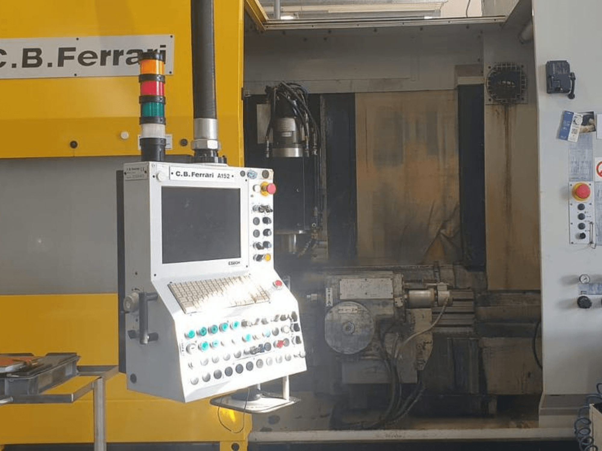 C.B. Ferrari A152 Dikey İşleme Merkezi önden görünüm, düğmeli kontrol paneli ve makine üzerindeki motor bileşenleri.