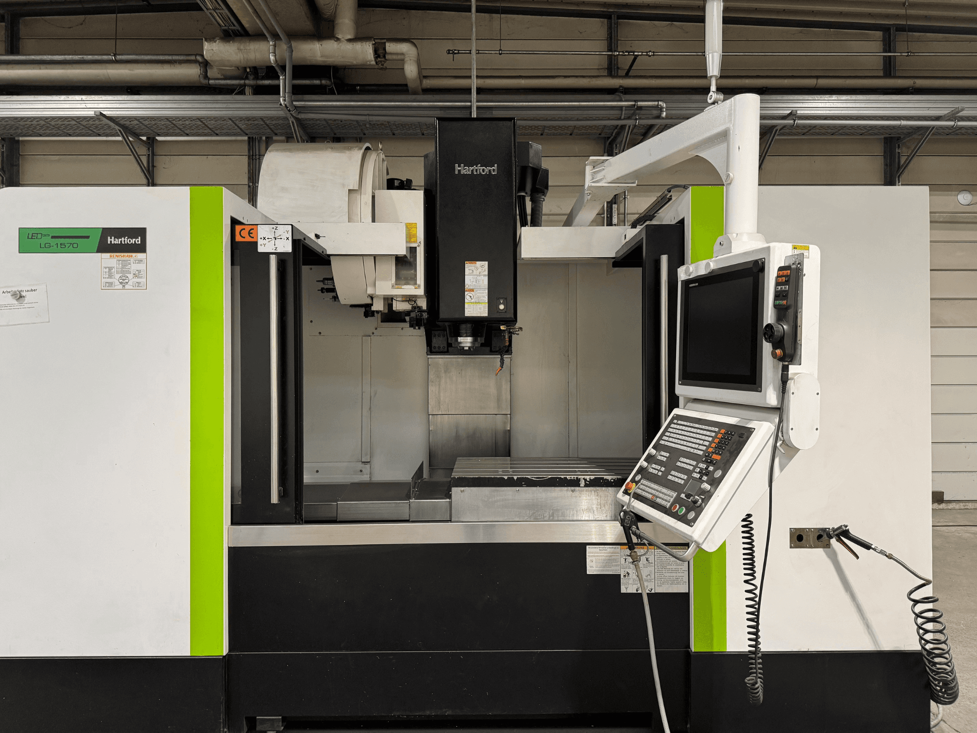 Hartford LG 1570 TNC 640 Dik İşleme Merkezi, önden görünüm; kontrol paneli ve metal tabanlı çalışma alanına sahiptir.