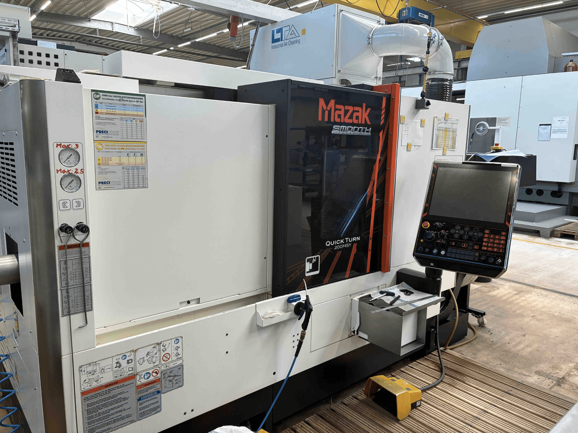 Mazak Quick Turn Smooth 200MSY torna freze merkezi, kontrol panelini ve çalışma göstergelerini gösteren önden görünüm.