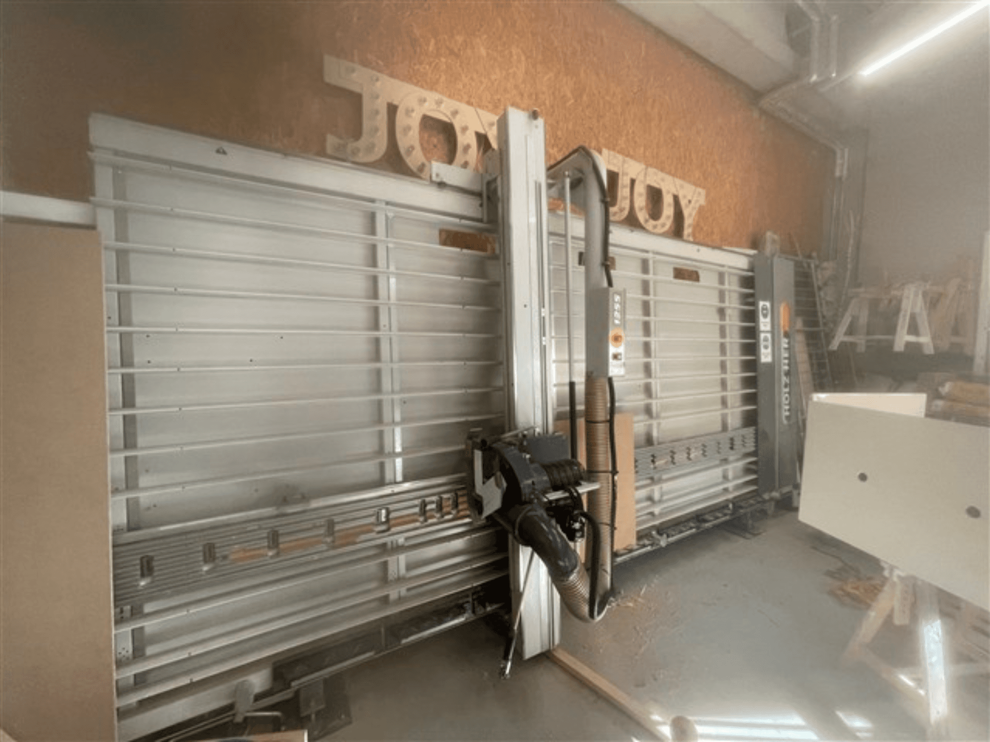 Yatay panel testeresi, Holz-Her marka, yandan görünüm, testere bıçağı, toz emme ve depolama alanını gösterir.