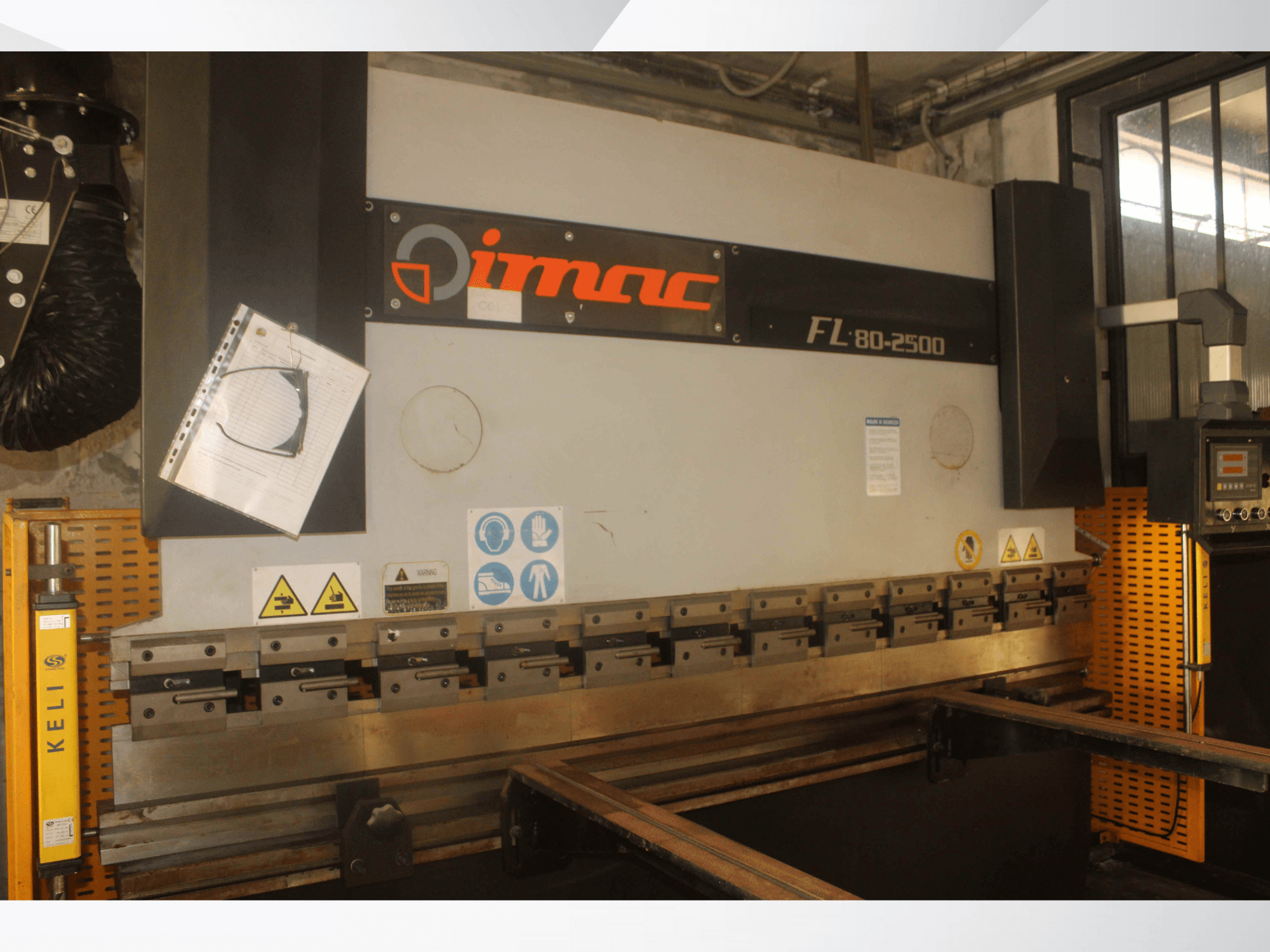 IMAC FL 80-2500 bükme makinesi, önden görünüm, kontrol paneli, güvenlik uyarıları ve metal takım bileşenleri.