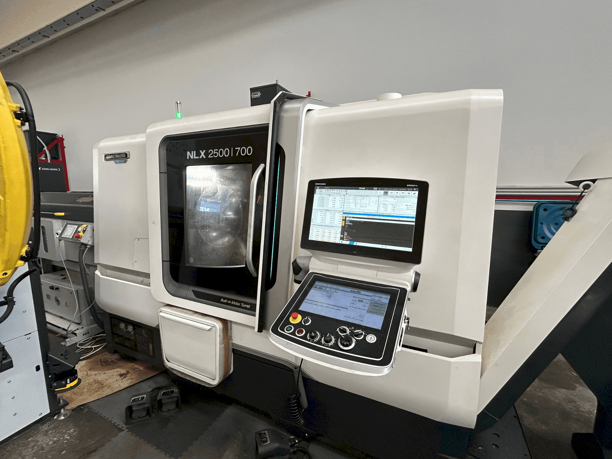 Makine DMG MORI NLX 2500 SY / 700 - Önden görünüm