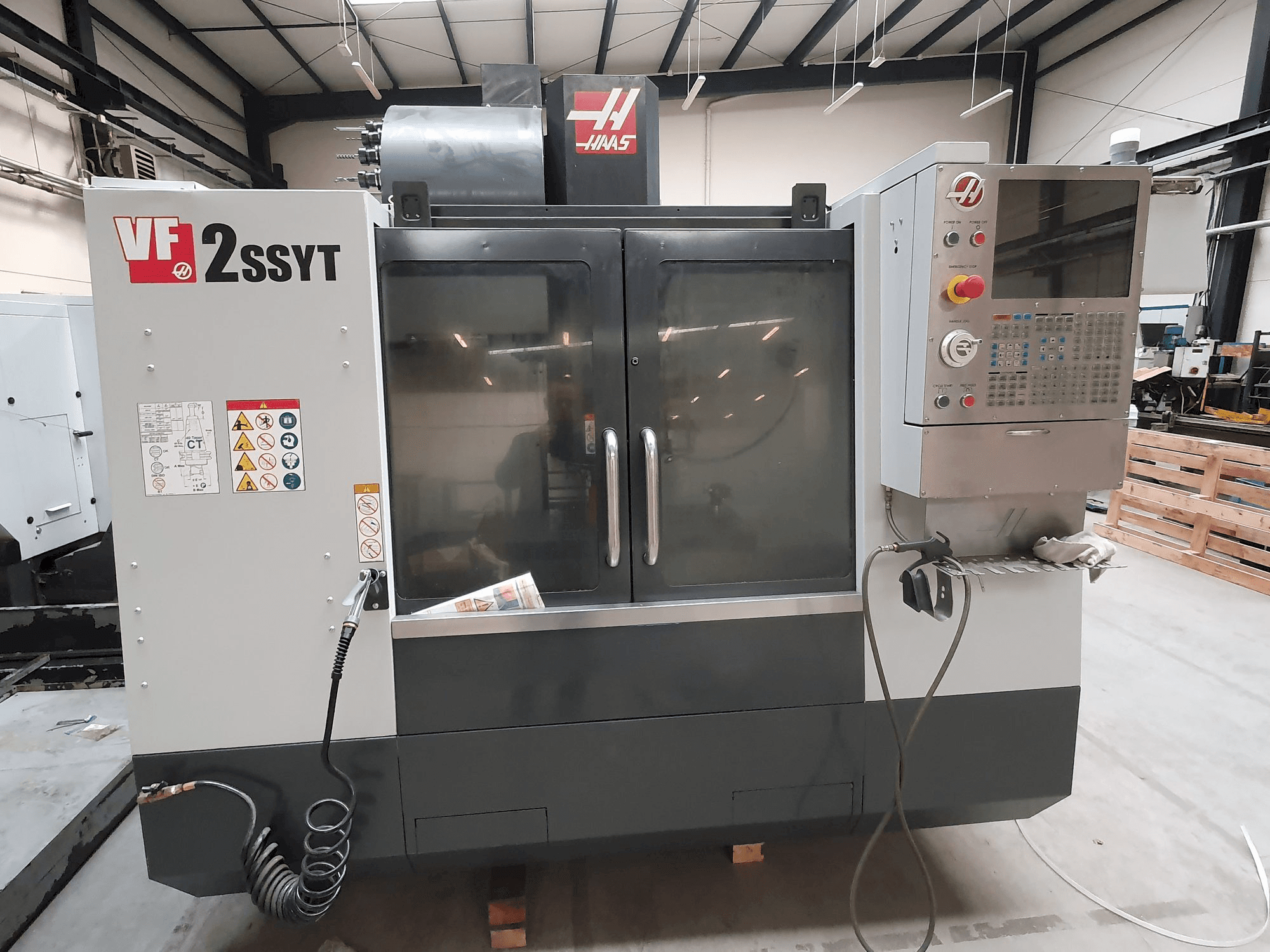 Makine HAAS VF-2SSYT - Önden görünüm