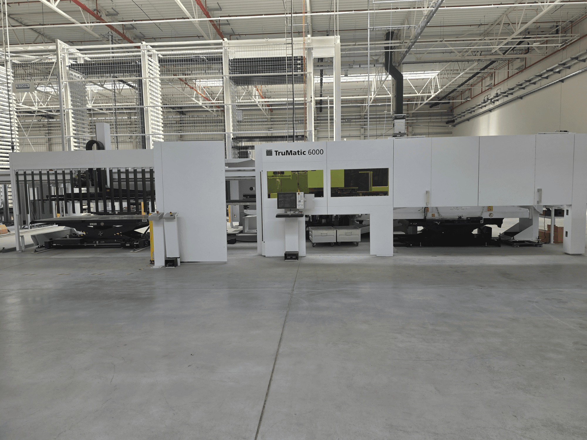 TRUMPF TruMatic 6000 Otomatik Sac Üretim Sistemi, önden görünüm; kontrol paneli ve yükleme alanı görülmektedir.