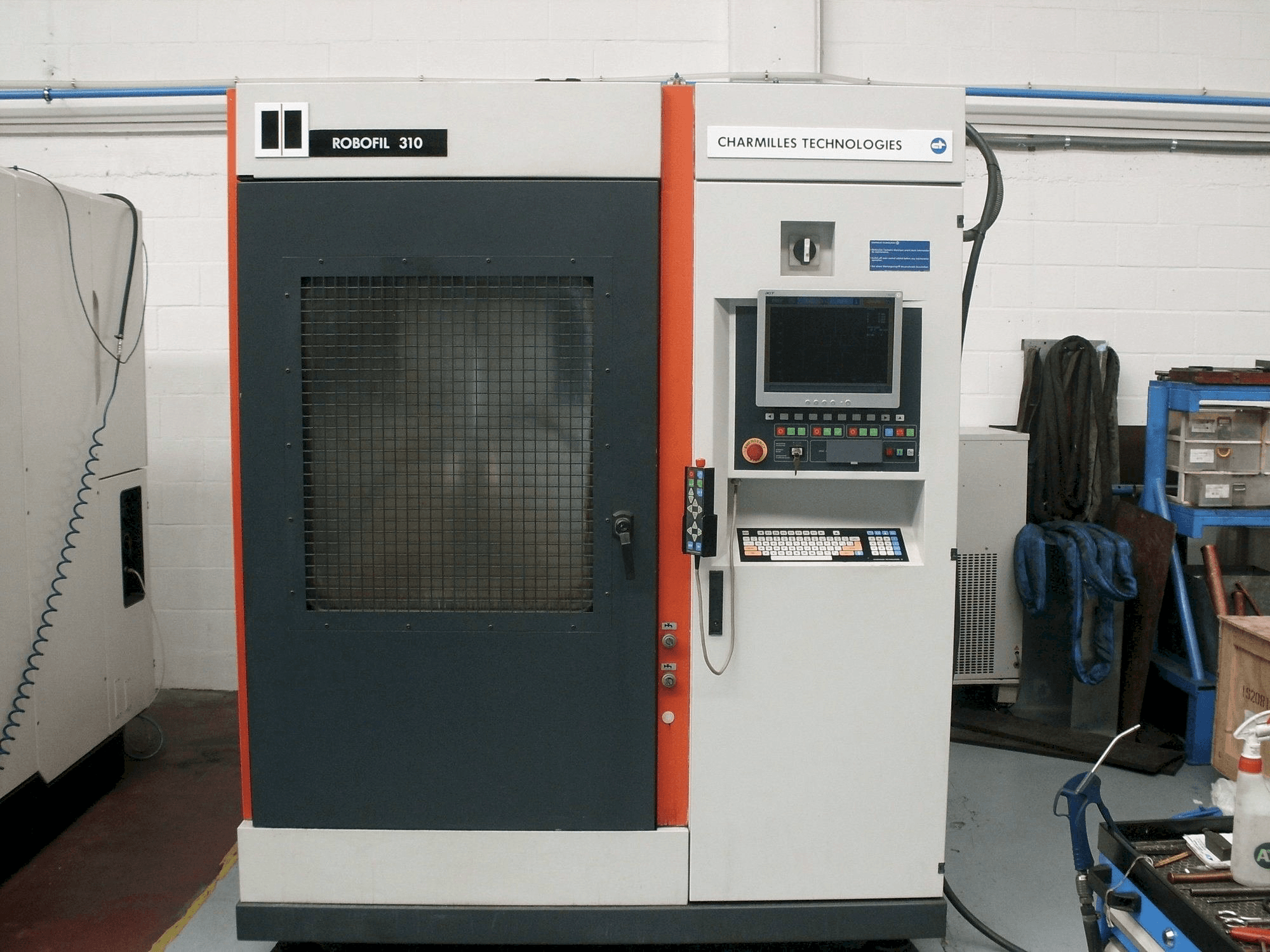 Makine CHARMILLES Robofil 310 - Önden görünüm