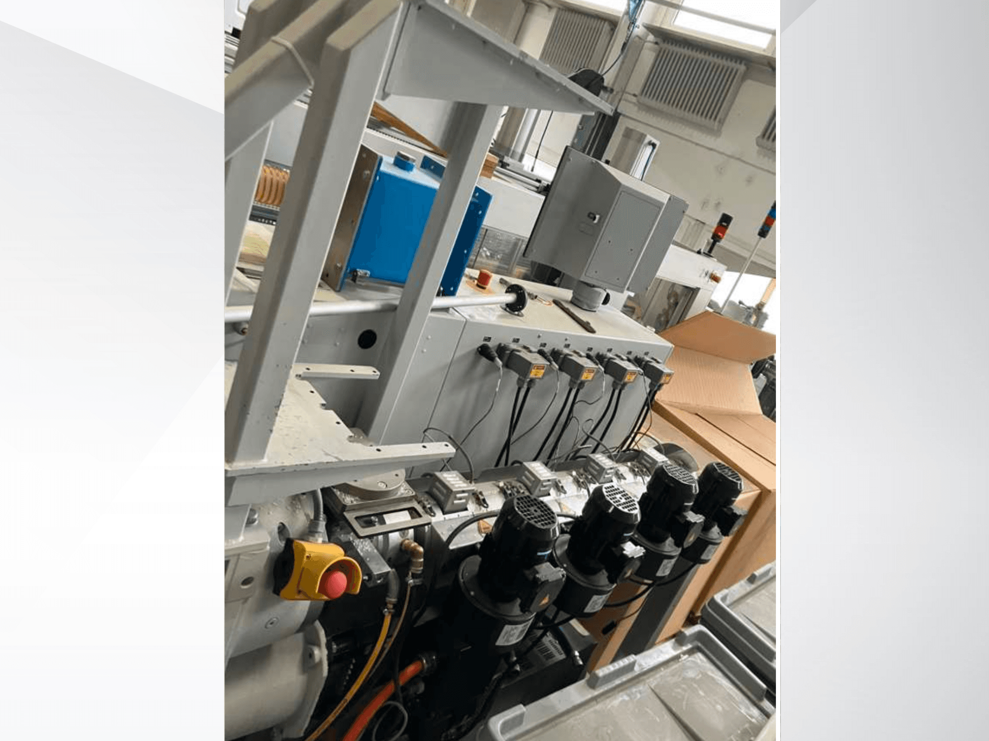 Krauss Maffei KME 45 XS tek vidalı ekstrüder, kontrol panelini, motorları ve çeşitli bileşenleri gösteren yandan görünüm.