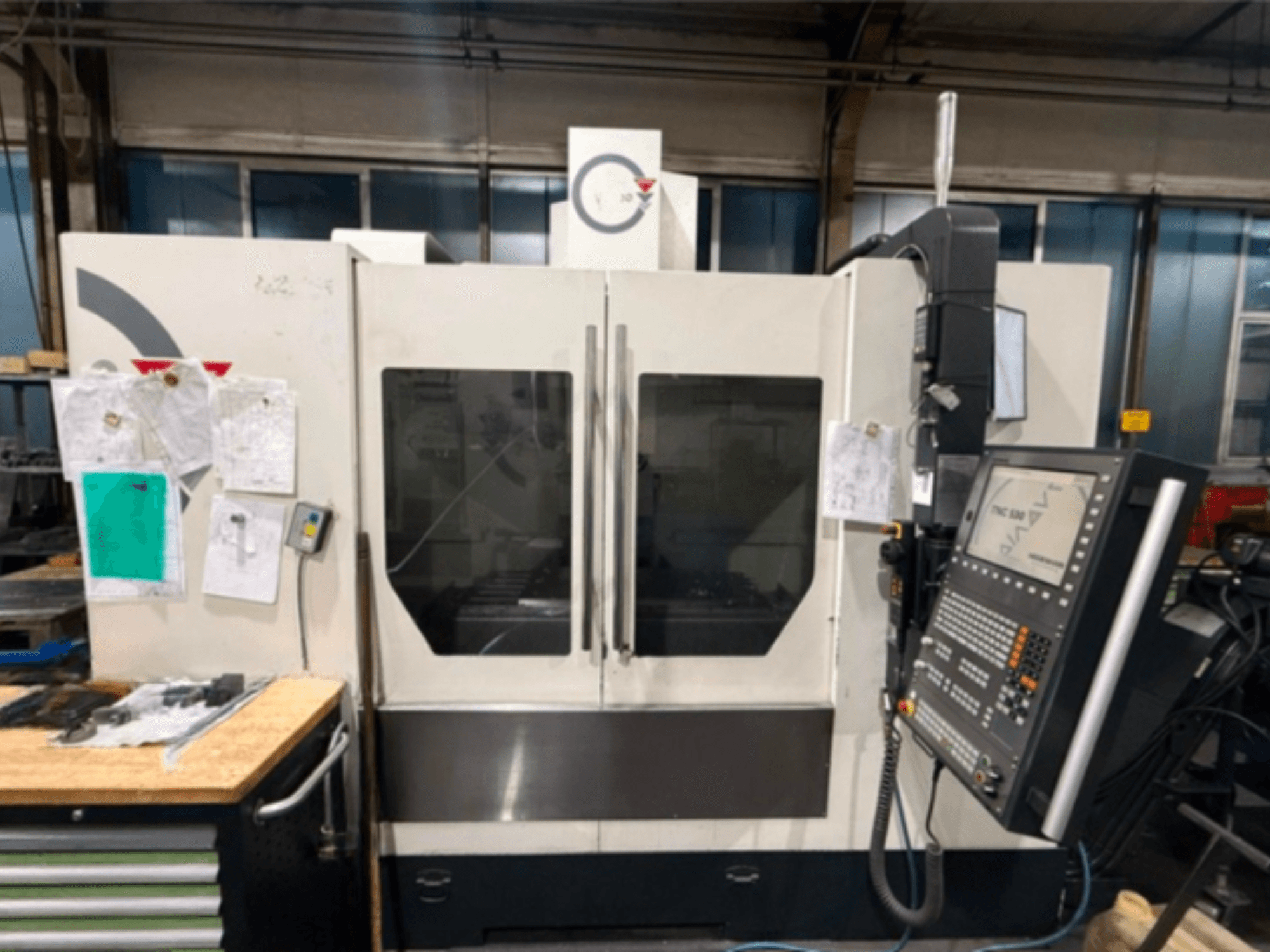 WEMAS VZ 1250 Hızlı dikey işleme merkezinin önden görünümü, bir kontrol paneli ve iki büyük şeffaf kapıya sahiptir.