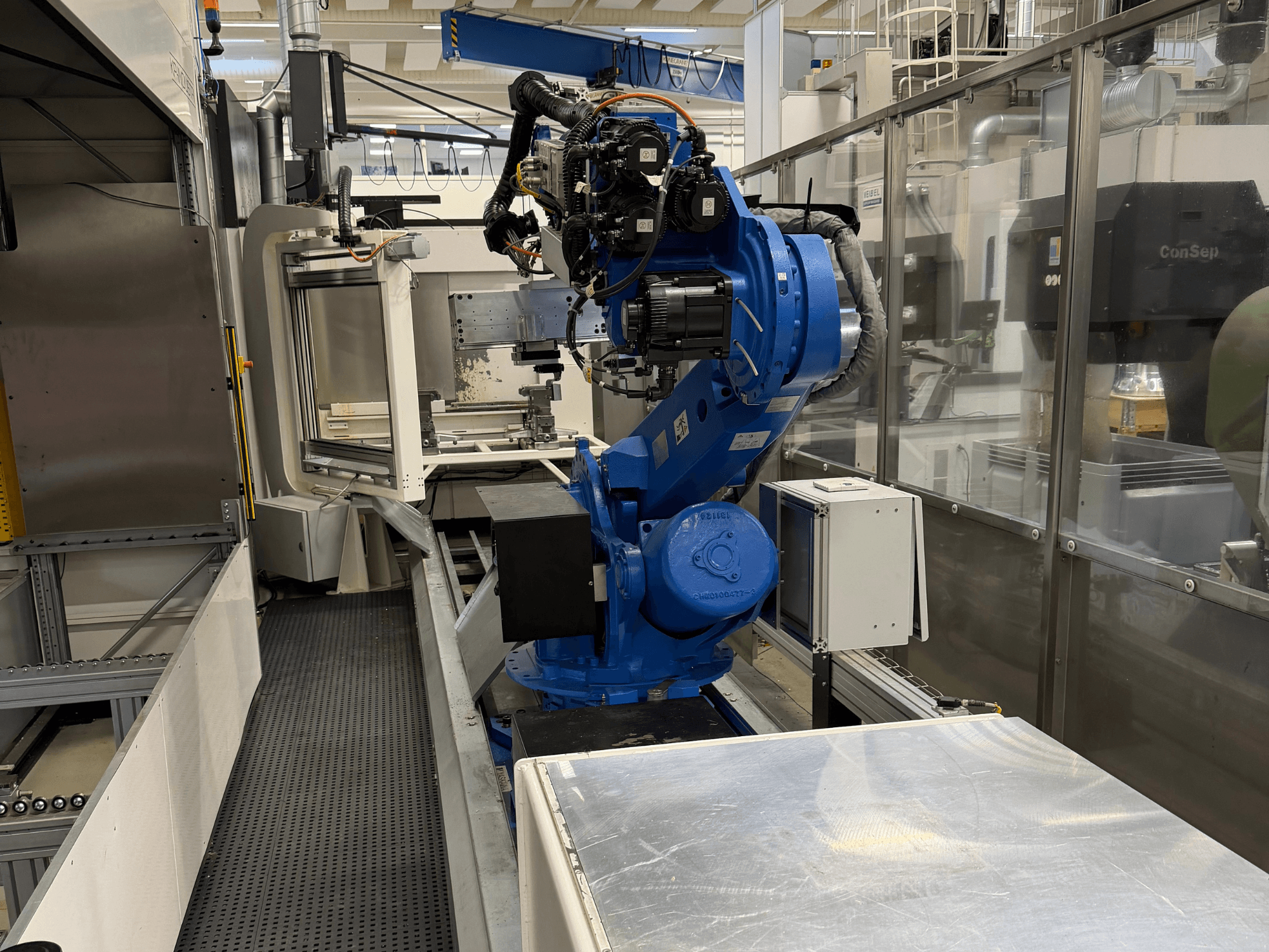 Yaskawa Motoman ES165D robot kolu ray üzerinde, endüstriyel ortamda otomasyon kurulumunu gösteren yandan görünüm.
