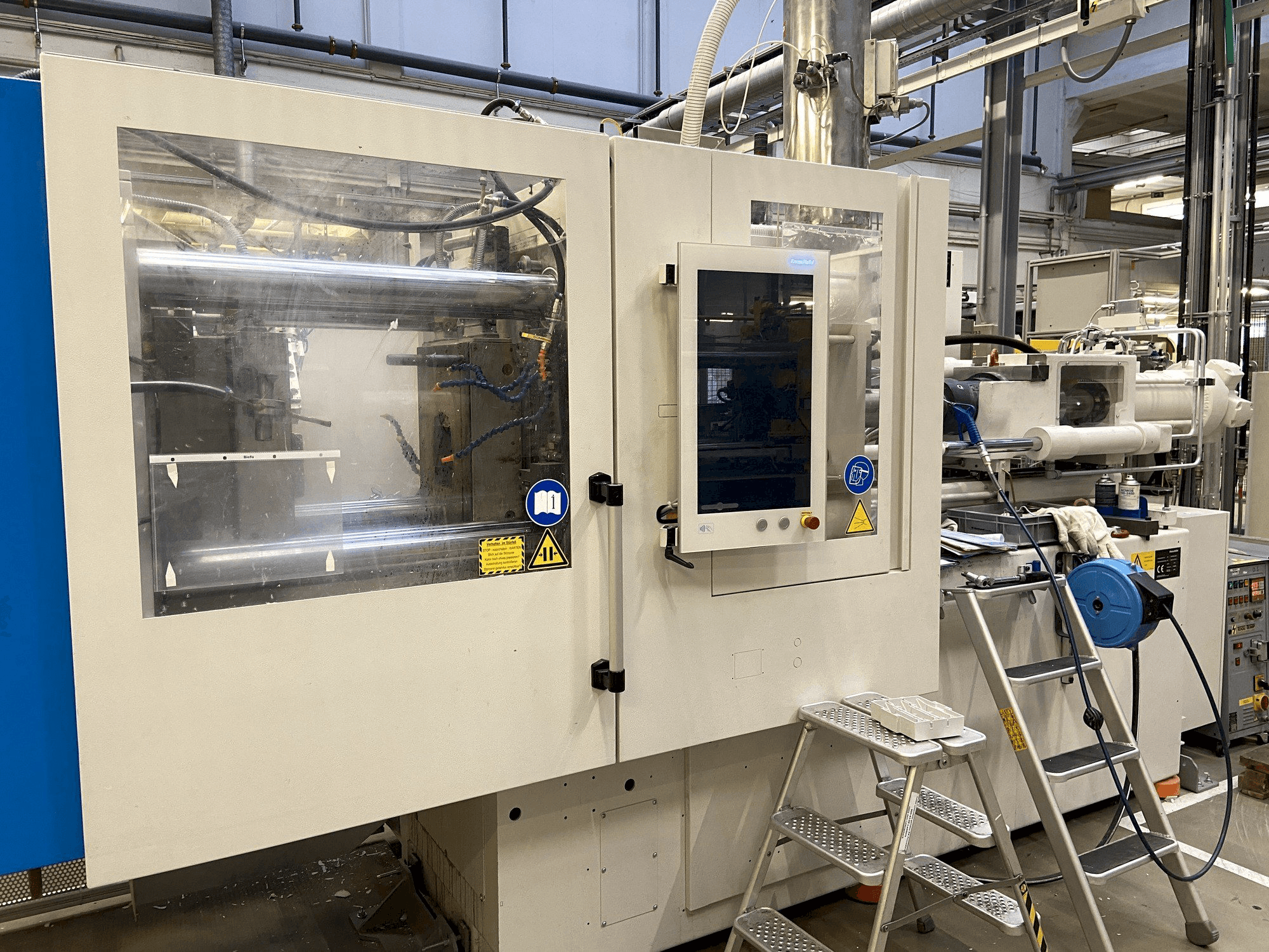 Makine Krauss Maffei 130-1000 CX DUR - Önden görünüm