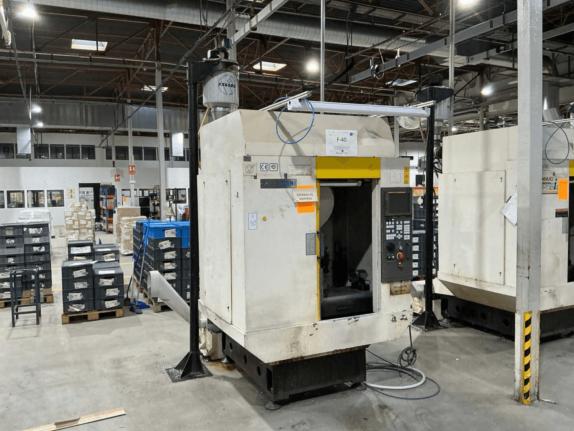 FANUC ROBODRILL α-T21iD, endüstriyel bir ortamda dikey işleme merkezinin önden görünümü, kontrol paneli ayrıntıları görülebilir.