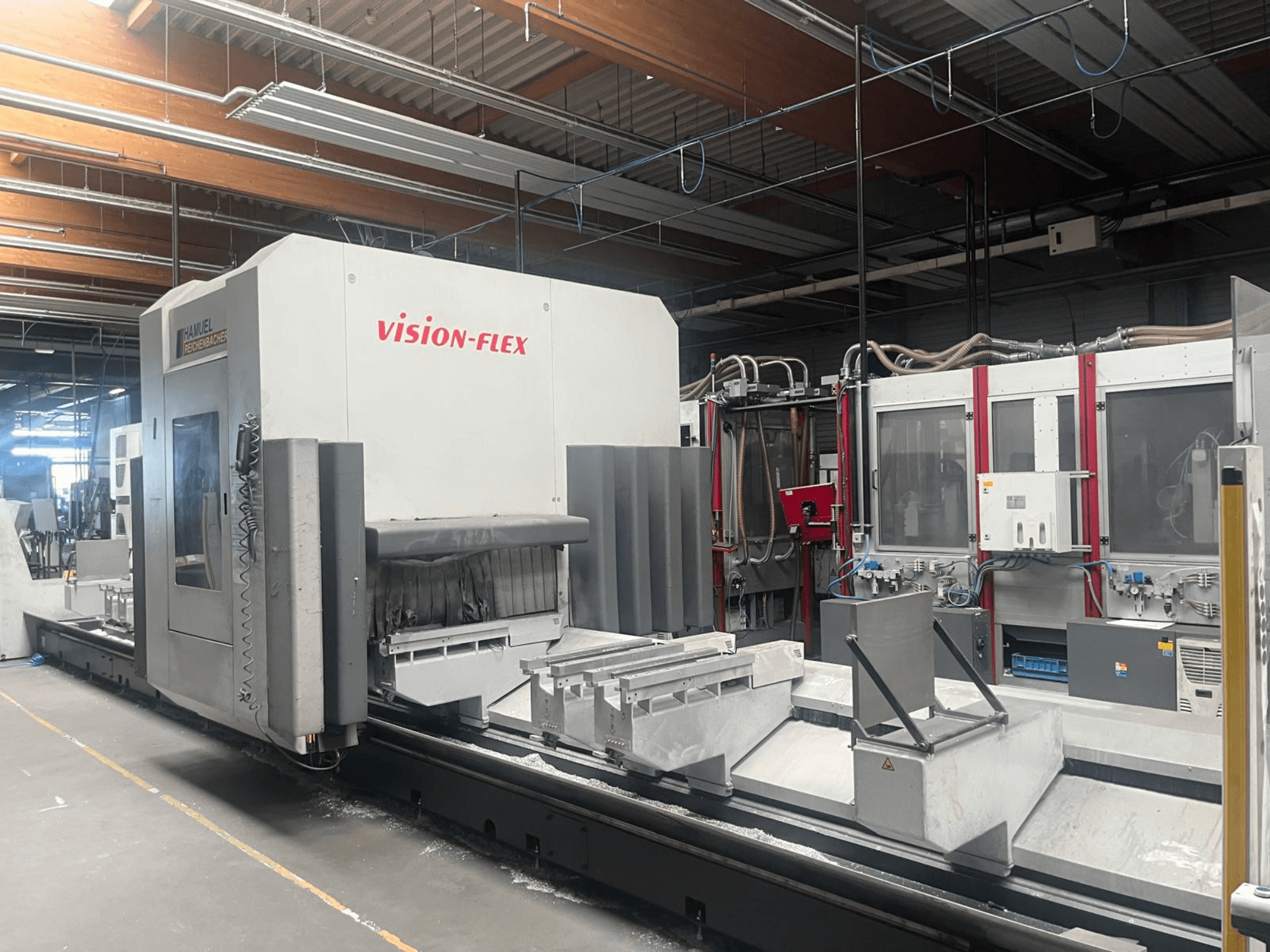 Hamuel Reichenbacher Vision Flex dikey işleme merkezi; endüstriyel bir ortamda çalışma alanını ve kumanda panelini gösteren yandan görünüm.