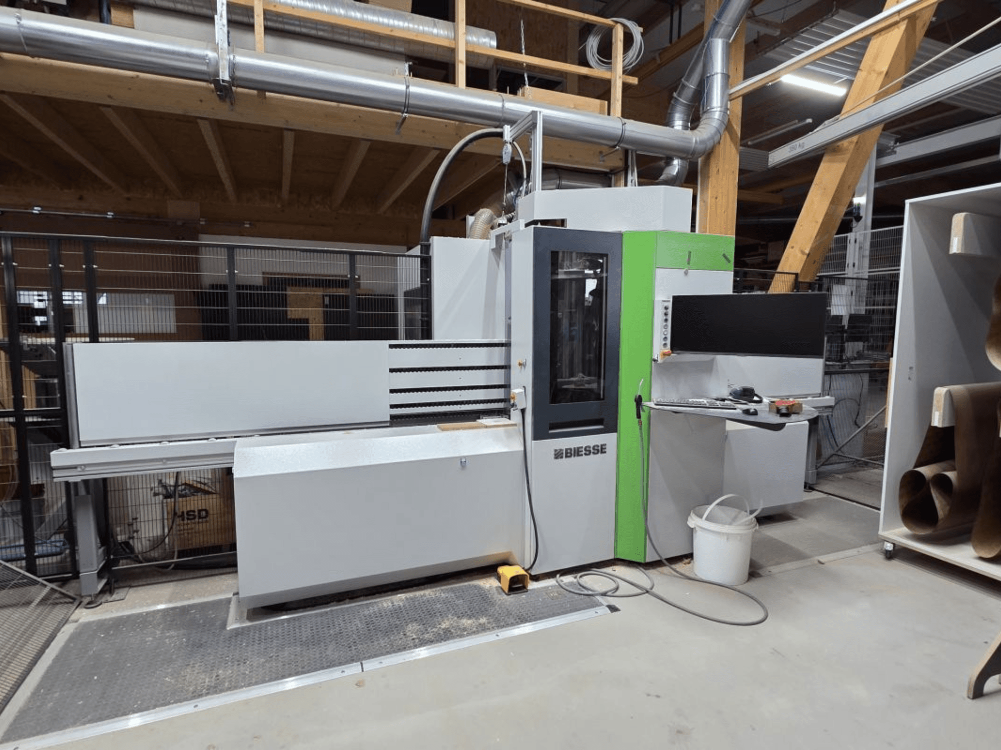 BIESSE Brema EKO 2.2 CNC İşleme Merkezi, önden görünüm; kontrol paneli ve yeşil vurgulu ana gövdeyi göstermektedir.