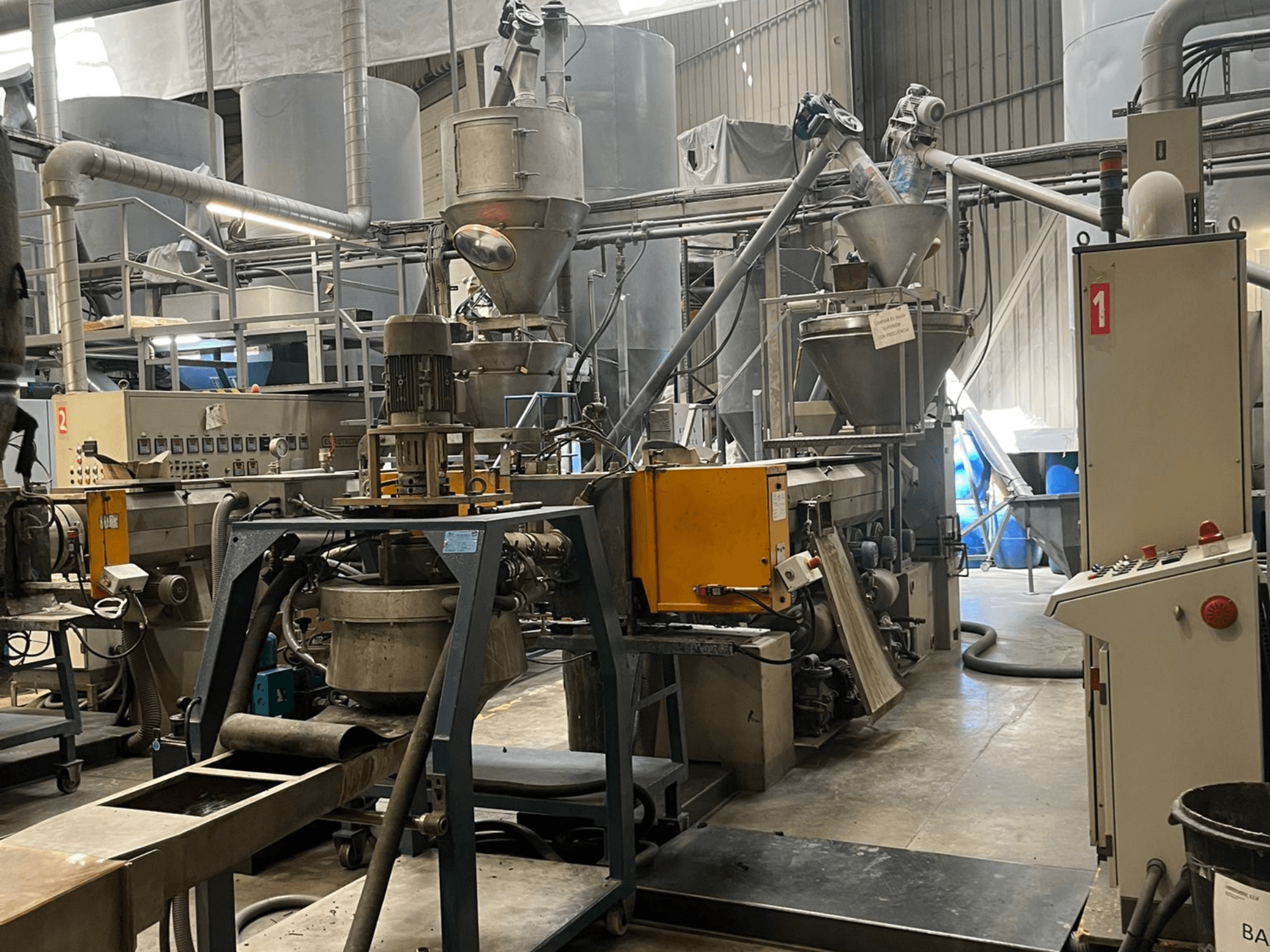 Fabrika kurulumunda, işleme bileşenleri, besleme hunileri ve kontrol paneli ile donatılmış EUROTECNO E12535D Tek Vidalı Ekstrüder.