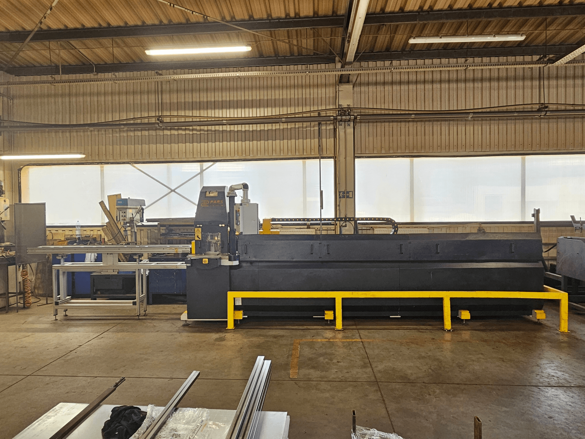 PARS HMP SIRIUS PLUS-3000/3-L1 model CNC delme makinesi; metal yüzeyler ve aletlerin bulunduğu endüstriyel ortamda önden görünüm.