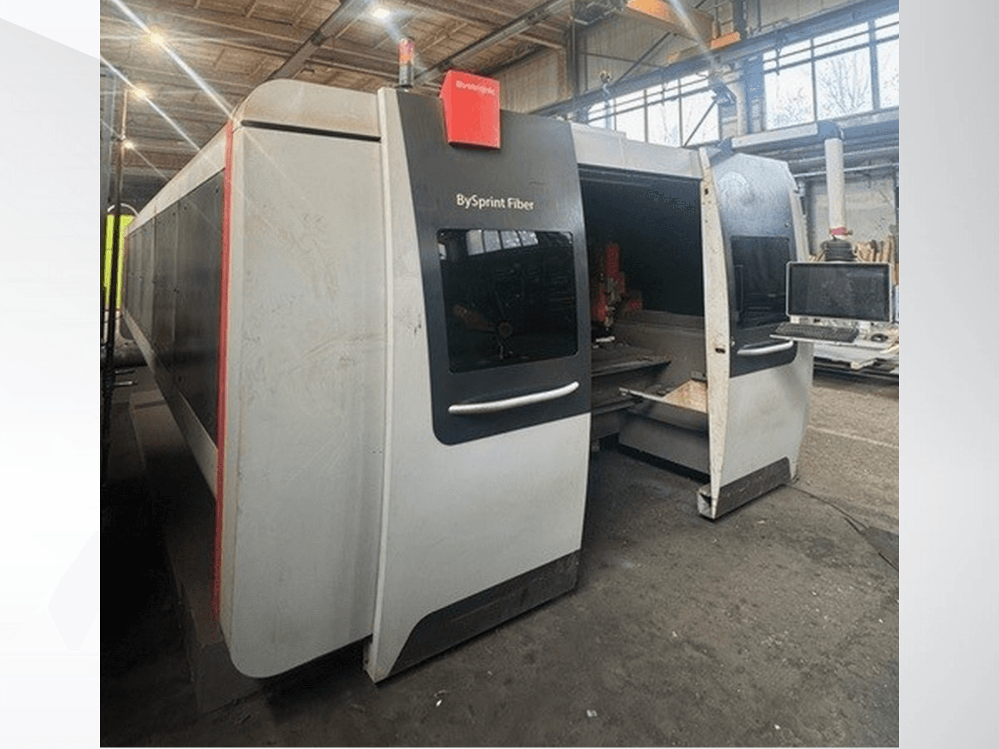 Brünswick'ten BySprint Fiber makinesi, çift açıklığı, dokunmatik ekranlı kontrol panelini ve içindeki endüstriyel çalışma alanını gösteren önden görünüm.