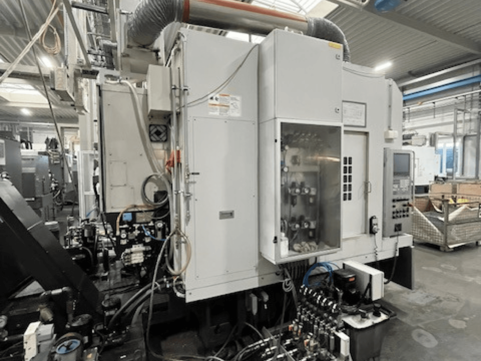 Kontrol paneli ve hidrolik bileşenleri içeren, marka ve model ayrıntılarını sergileyen endüstriyel makine yan görünümü.