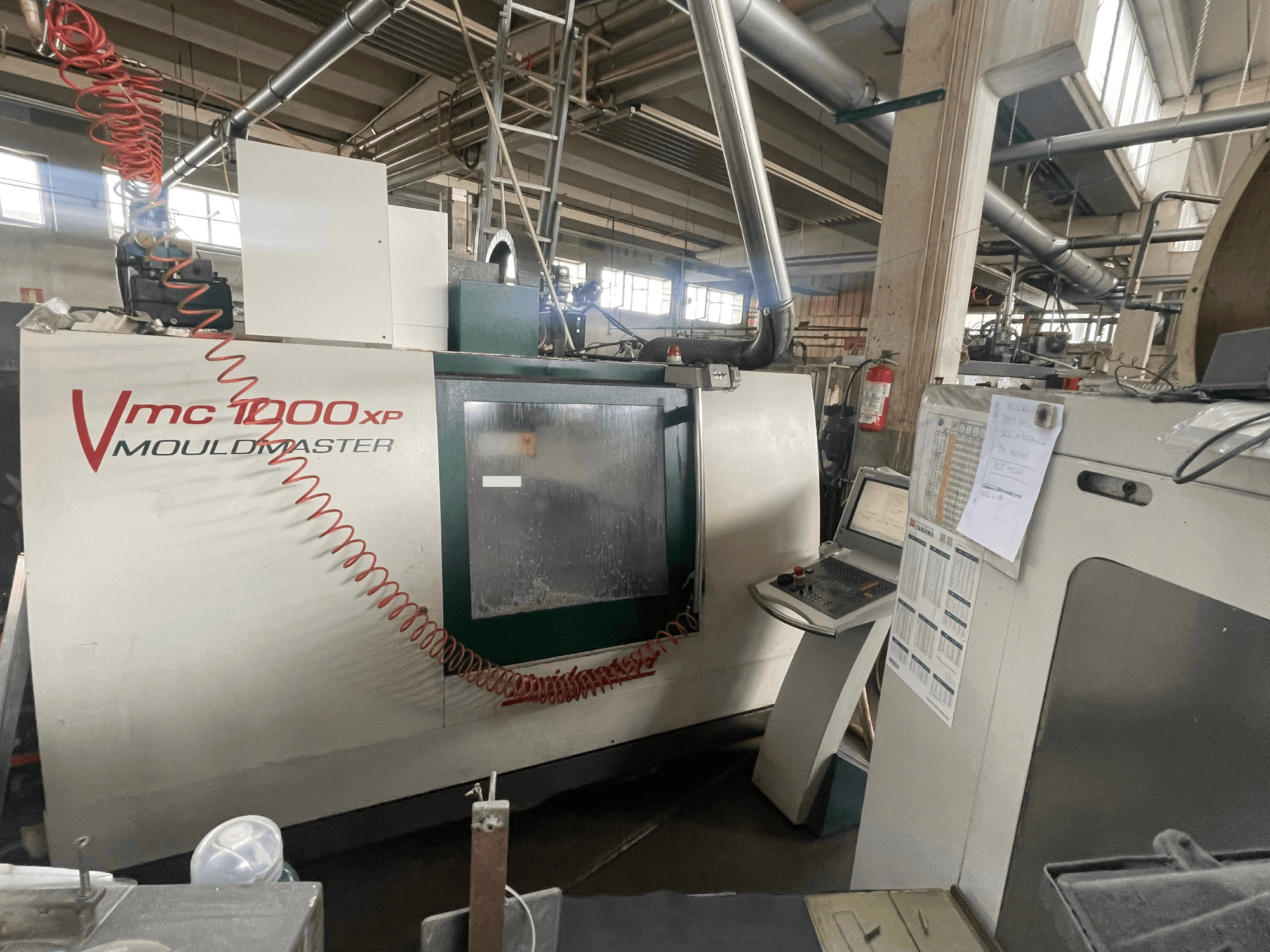Bridgeport VMC 1000 Dikey İşleme Merkezi, önden görünüm; endüstriyel bir ortamda kontrol paneli ve makine detaylarını göstermektedir.