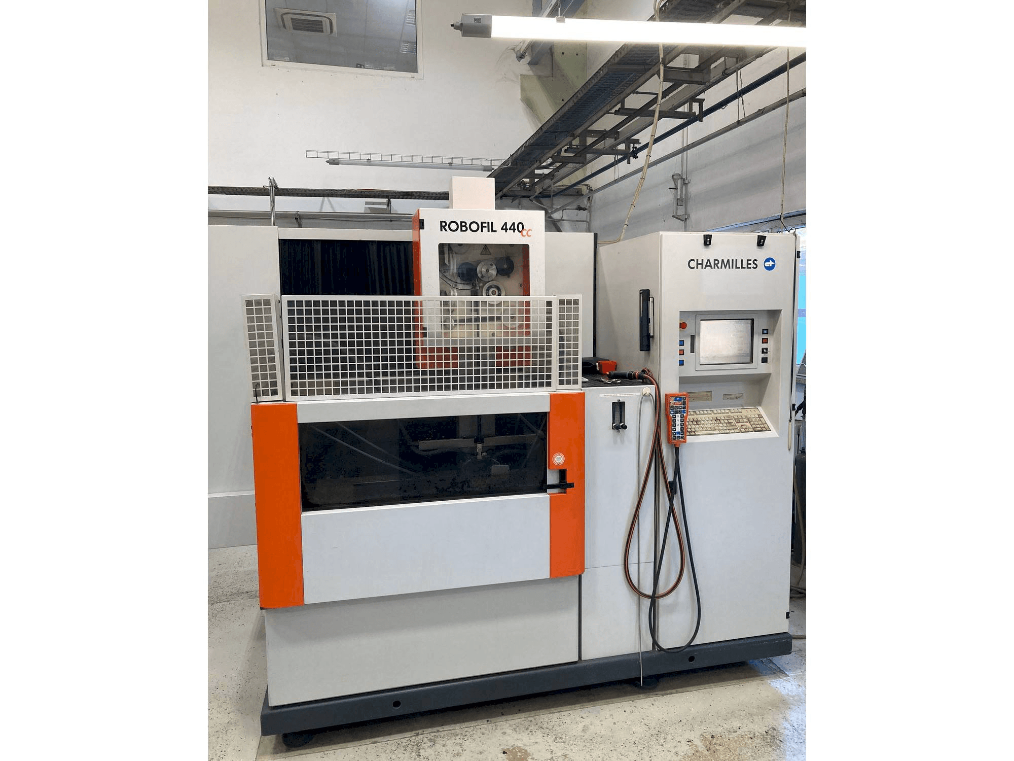 Makine CHARMILLES Robofil 440 CC - Önden görünüm