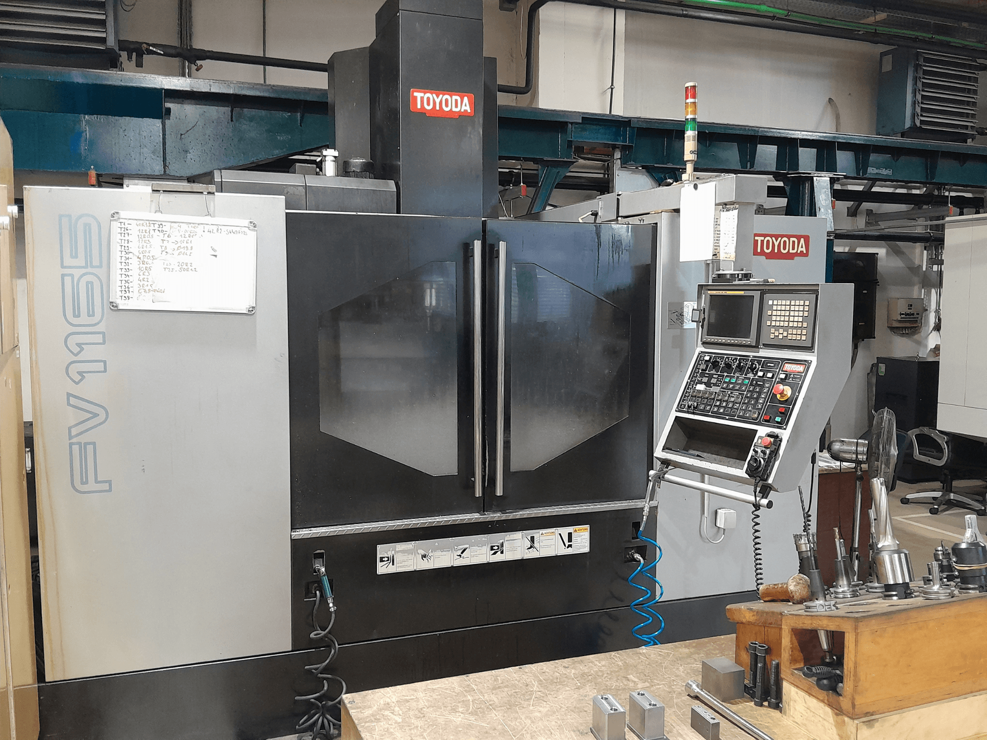 TOYODA FV 1165 Dik İşleme Merkezi, önden görünüm, kontrol paneli ve çalışma göstergeleri.