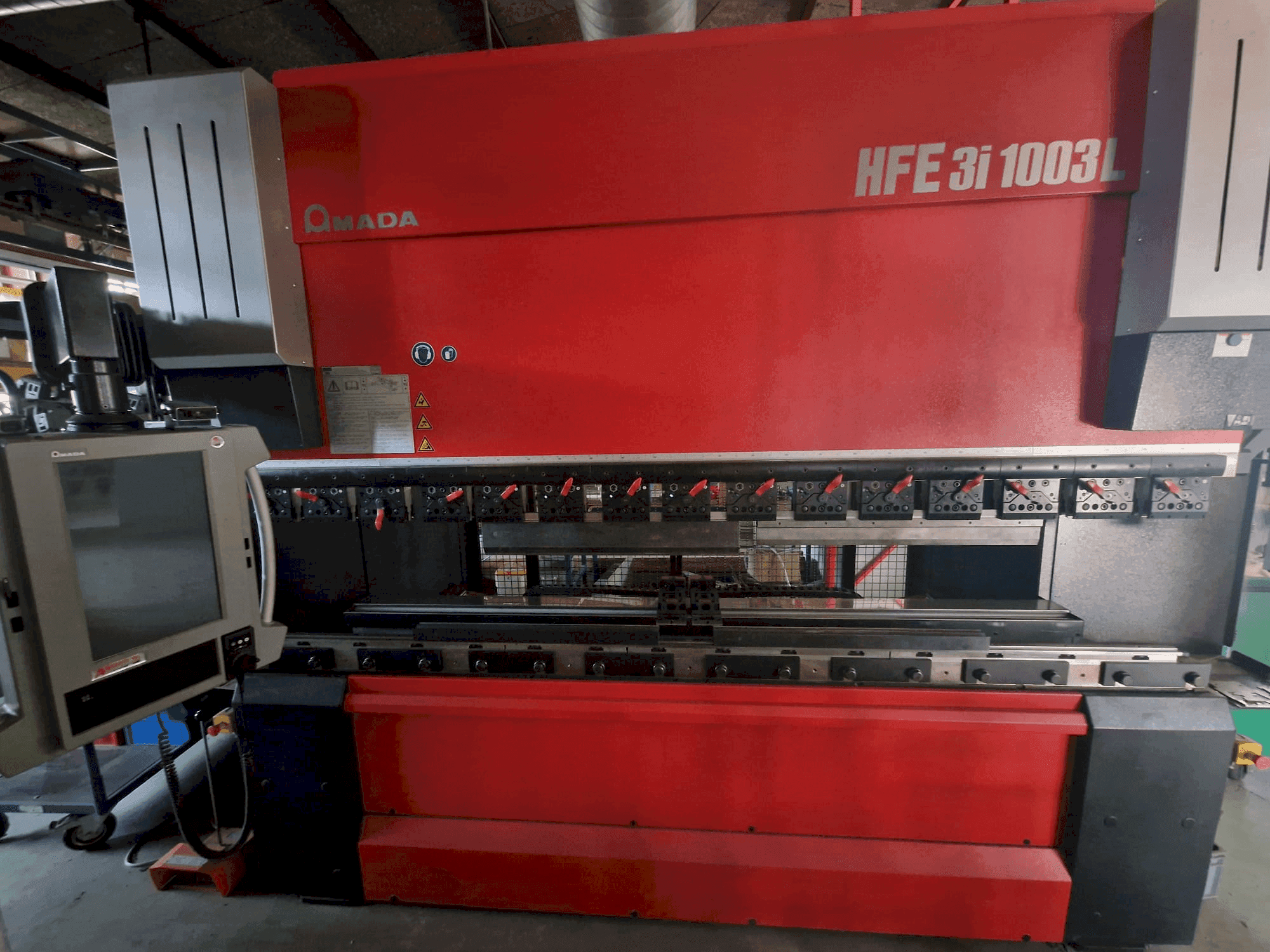 Makine AMADA HFE 3L 1003 - Önden görünüm