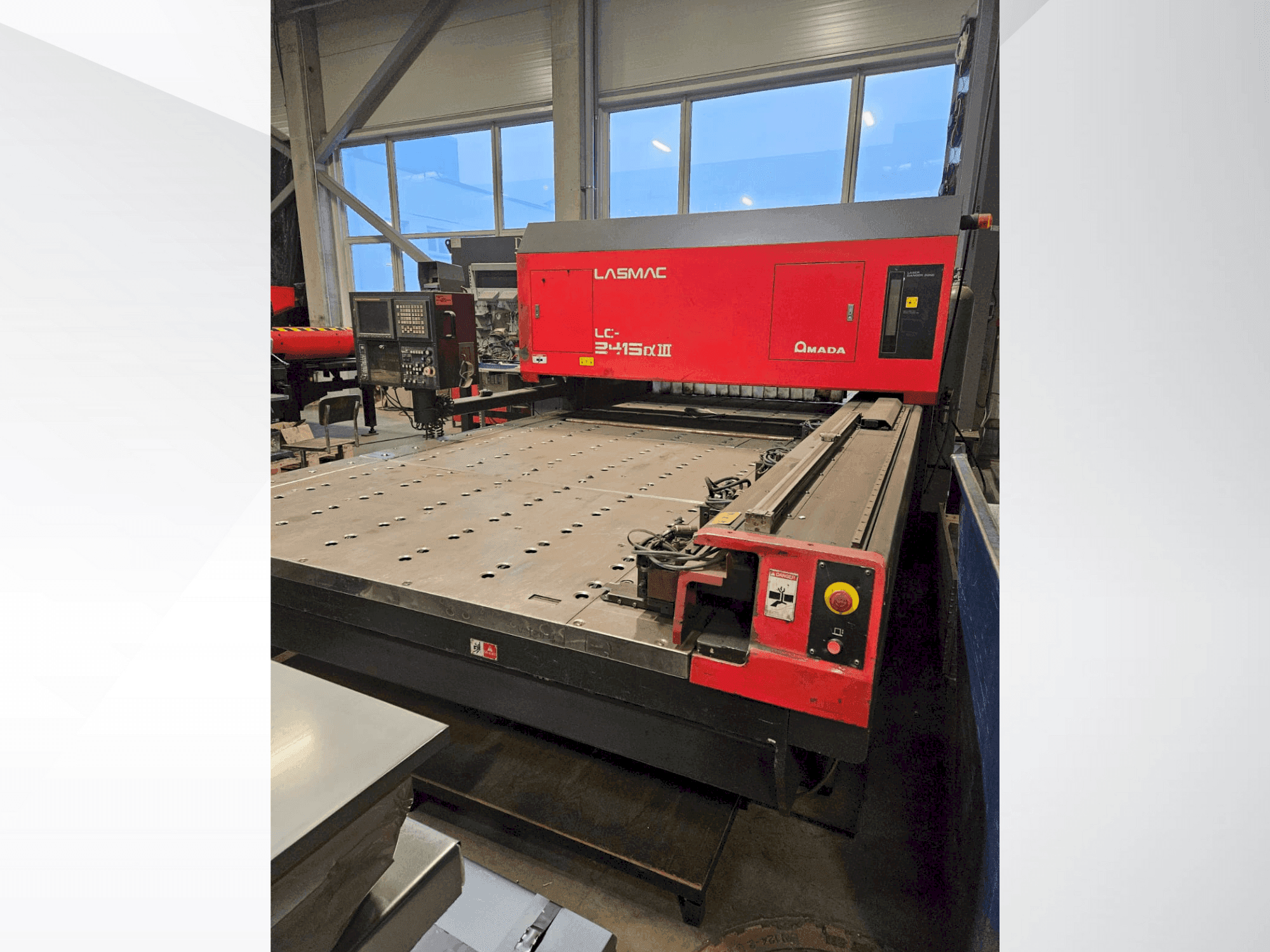 Makine AMADA LC 2415 A3 - Önden görünüm