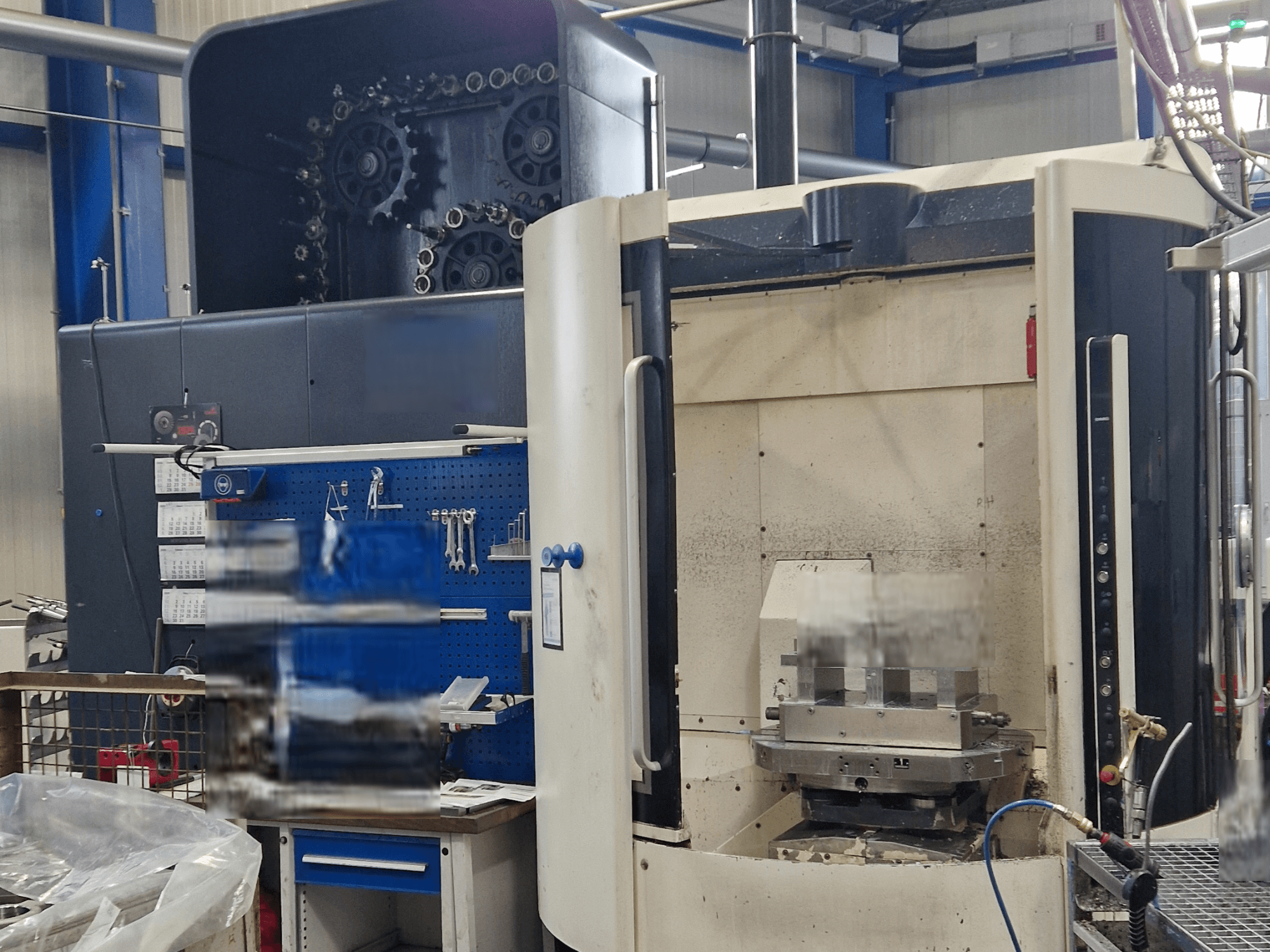 DMG DMC80U DuoBlock Üniversal İşleme Merkezi, önden görünüm, kontrol paneli ve takım aksesuarları ile çalışma alanı.