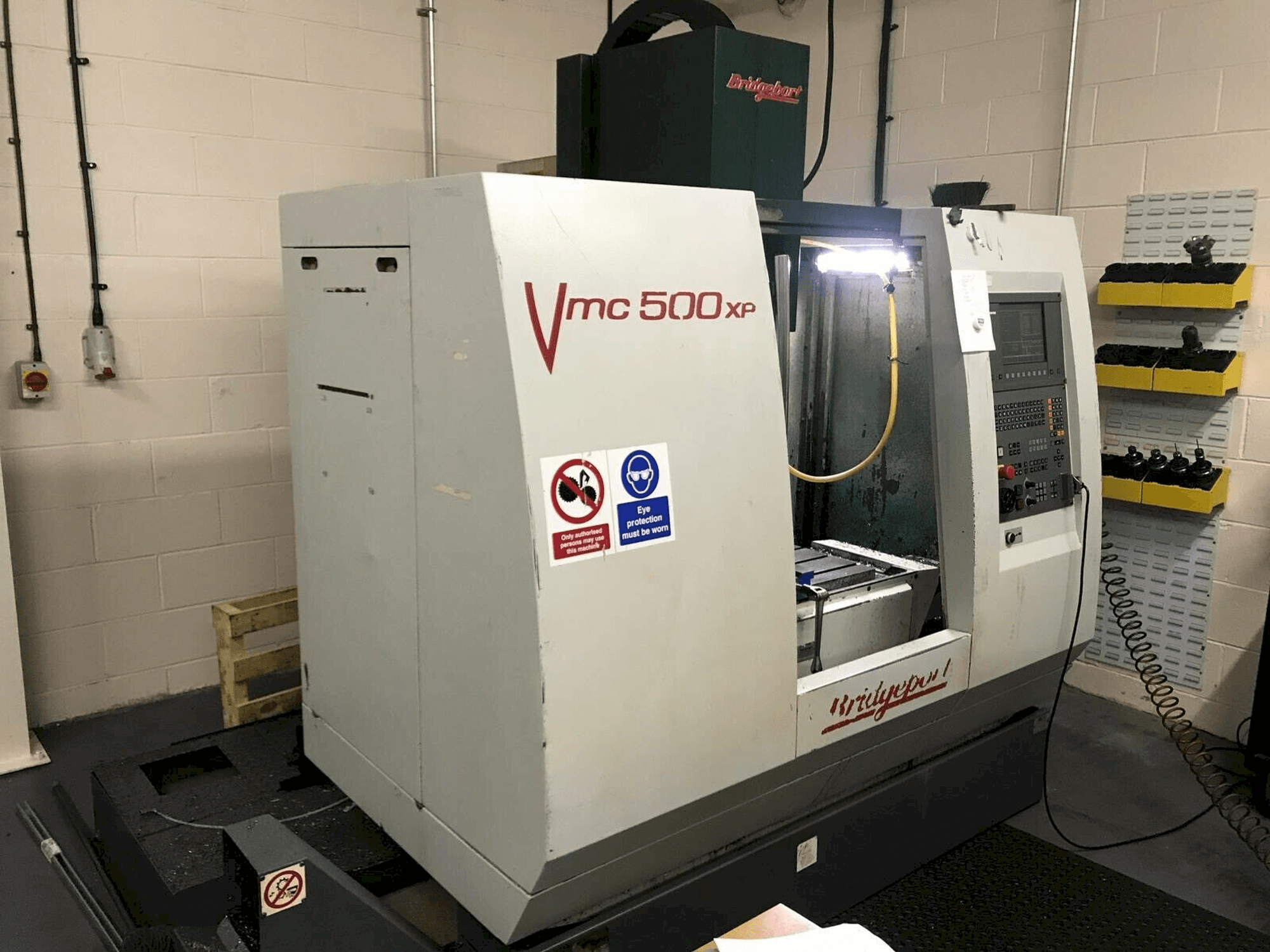 Makine Bridgeport VMC 500 XP - Önden görünüm