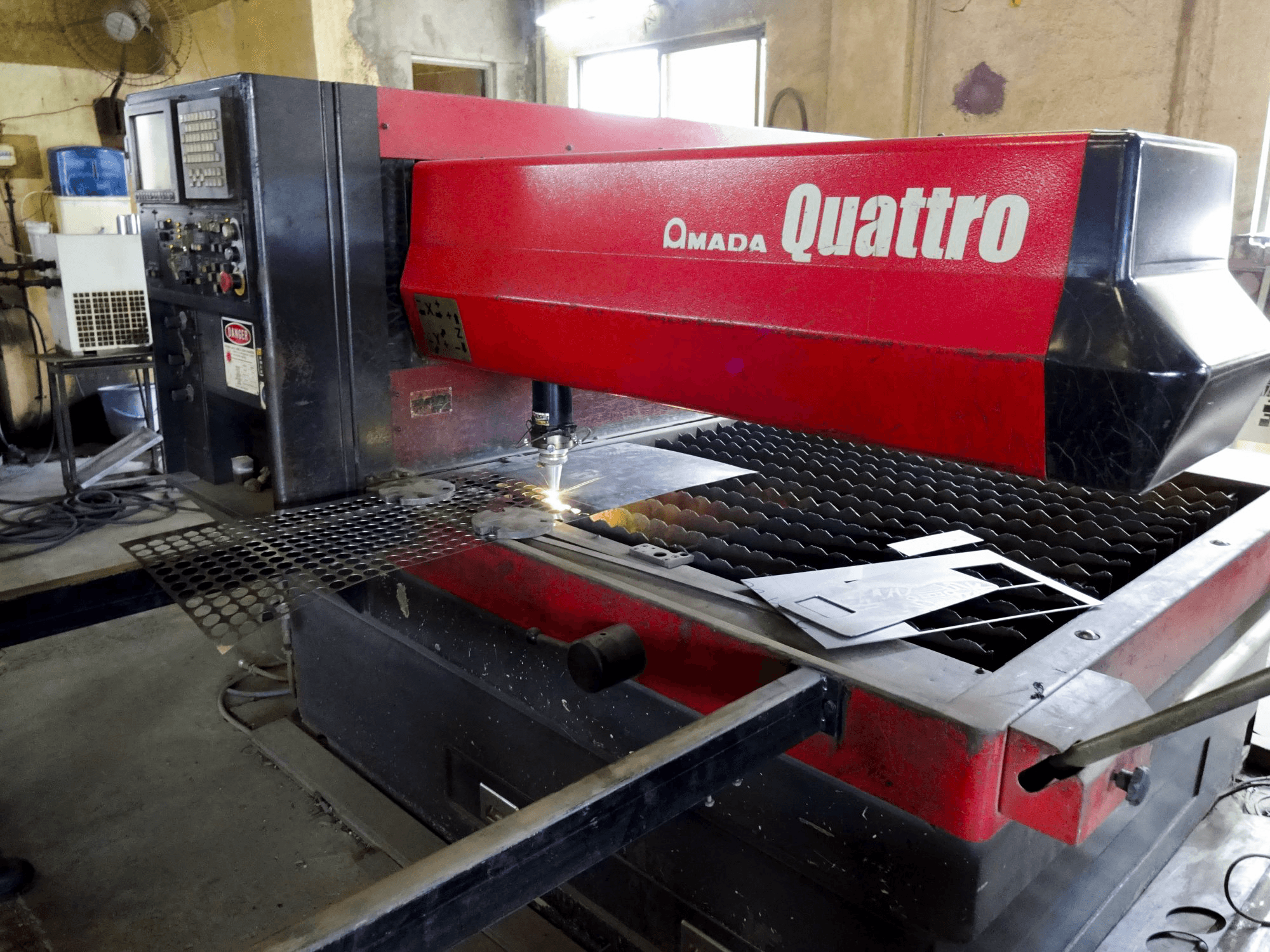 Makine AMADA - Arkadan görünüm Quattro AF1000E
