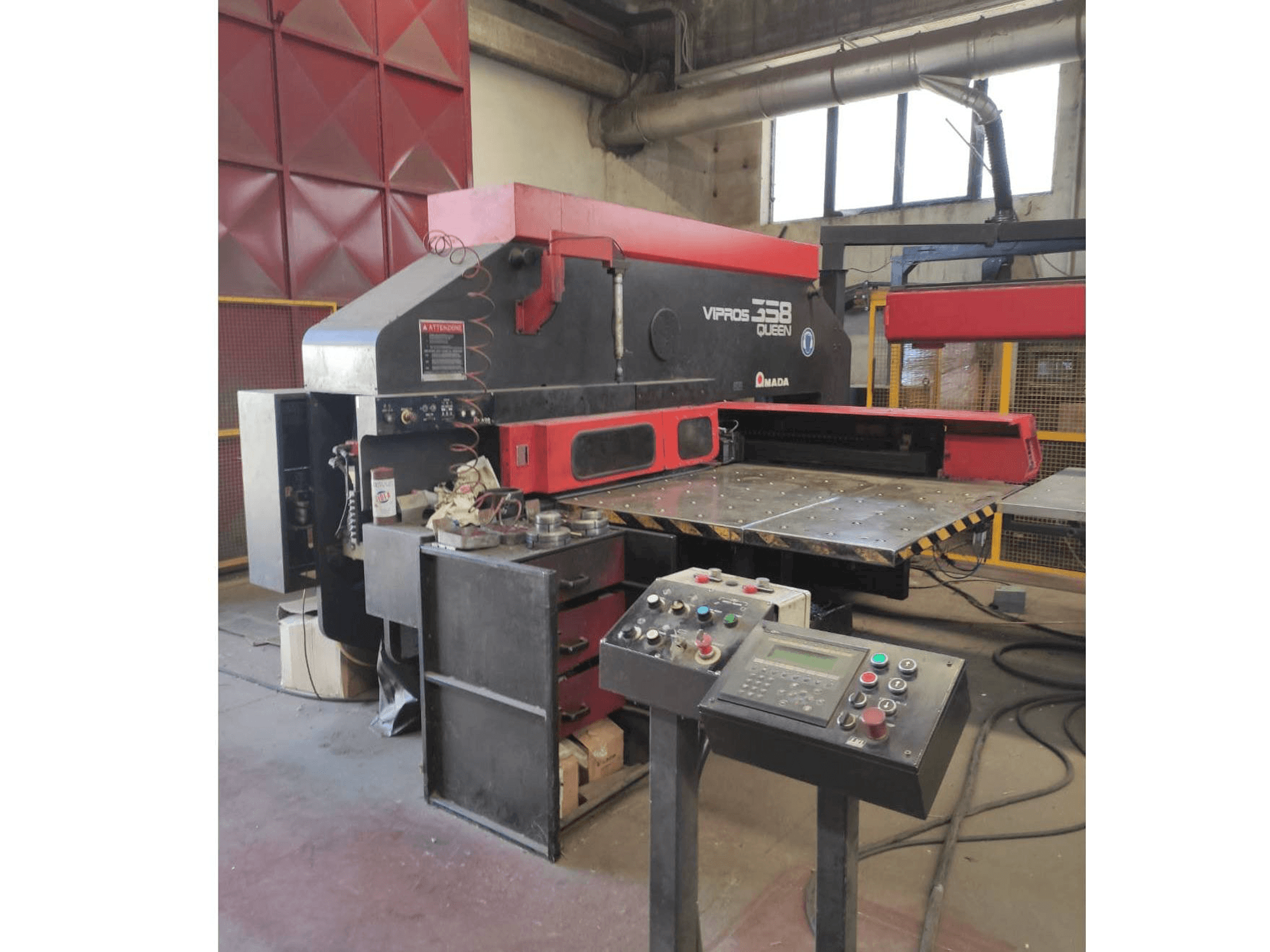 Makine AMADA VIPROS 358 - Önden görünüm