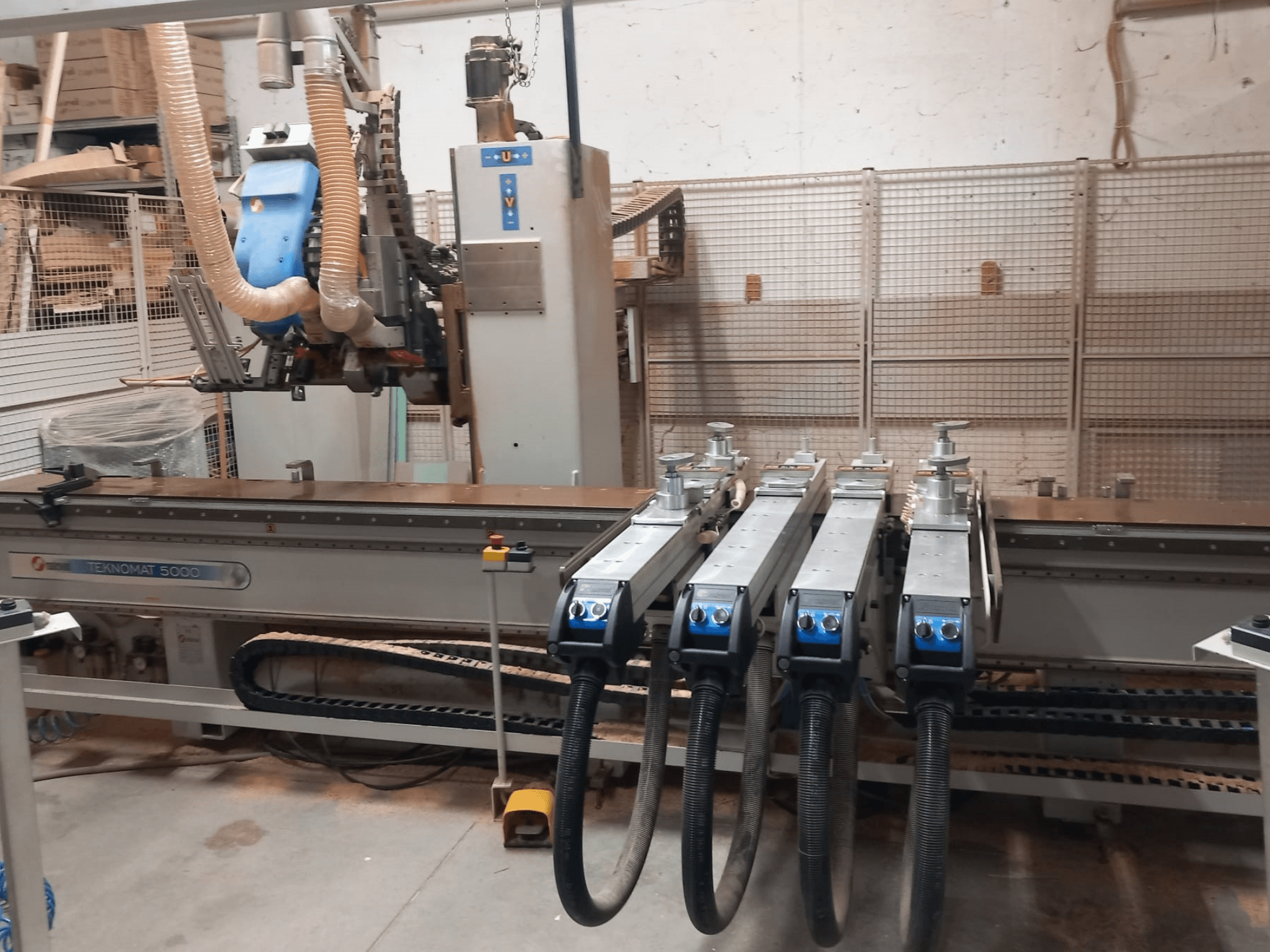MASTERWOOD TEKNOMAT 5000 CNC Ahşap İşleme Merkezi; takım kafası ve çok sayıda emme hortumunu gösteren önden görünüm.