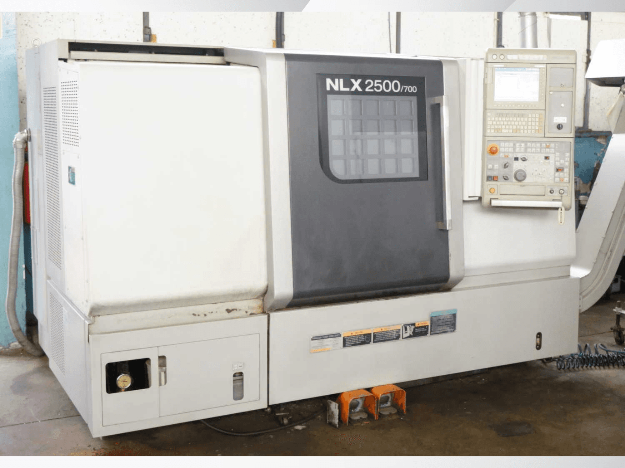 DMG MORI NLX 2500/700 yatay torna tezgahı; kontrol paneli ve makine özelliklerini gösteren önden görünüm.