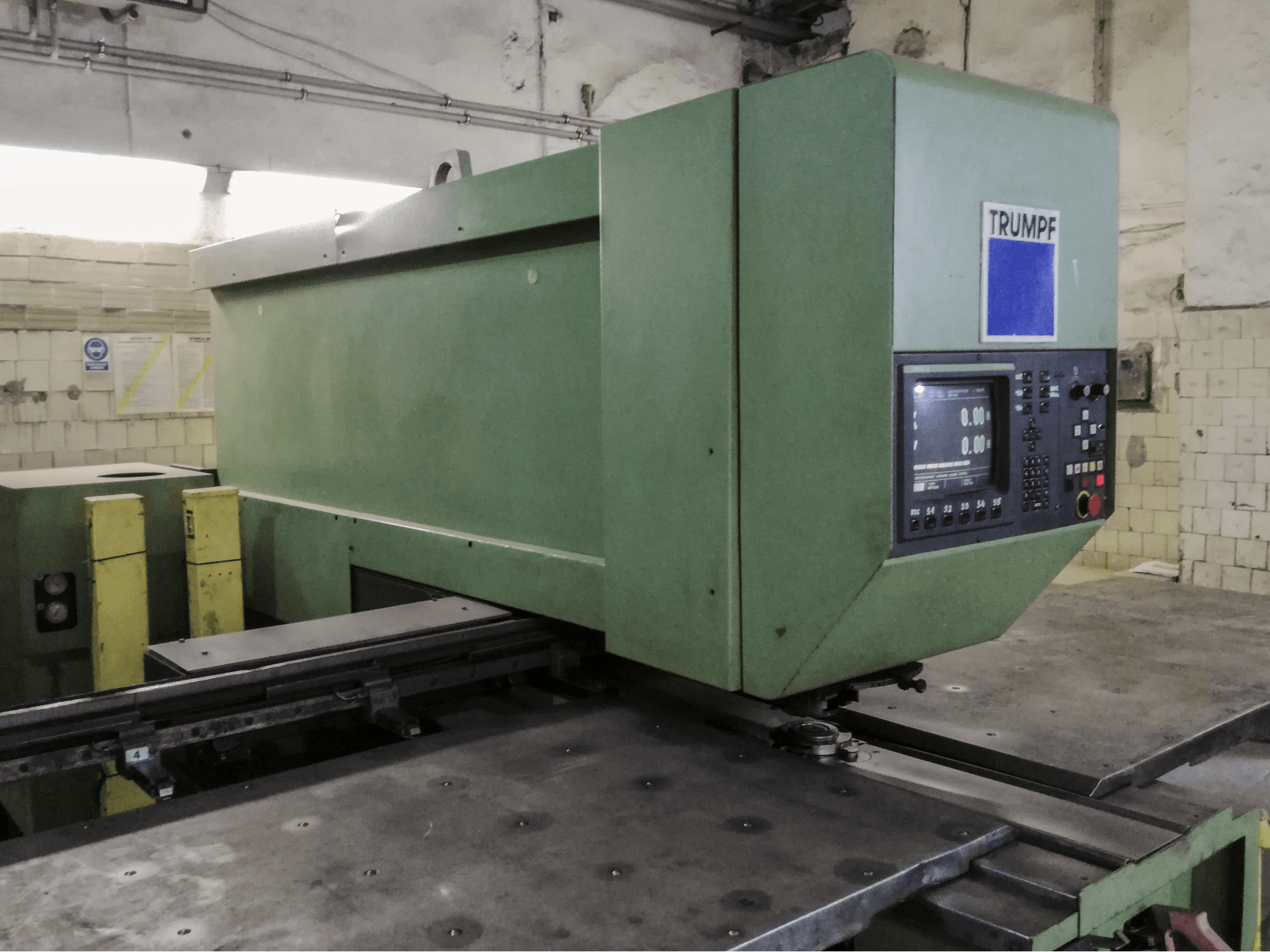 Makine 1 Trumpf - Sol görünüm Trumatic 235