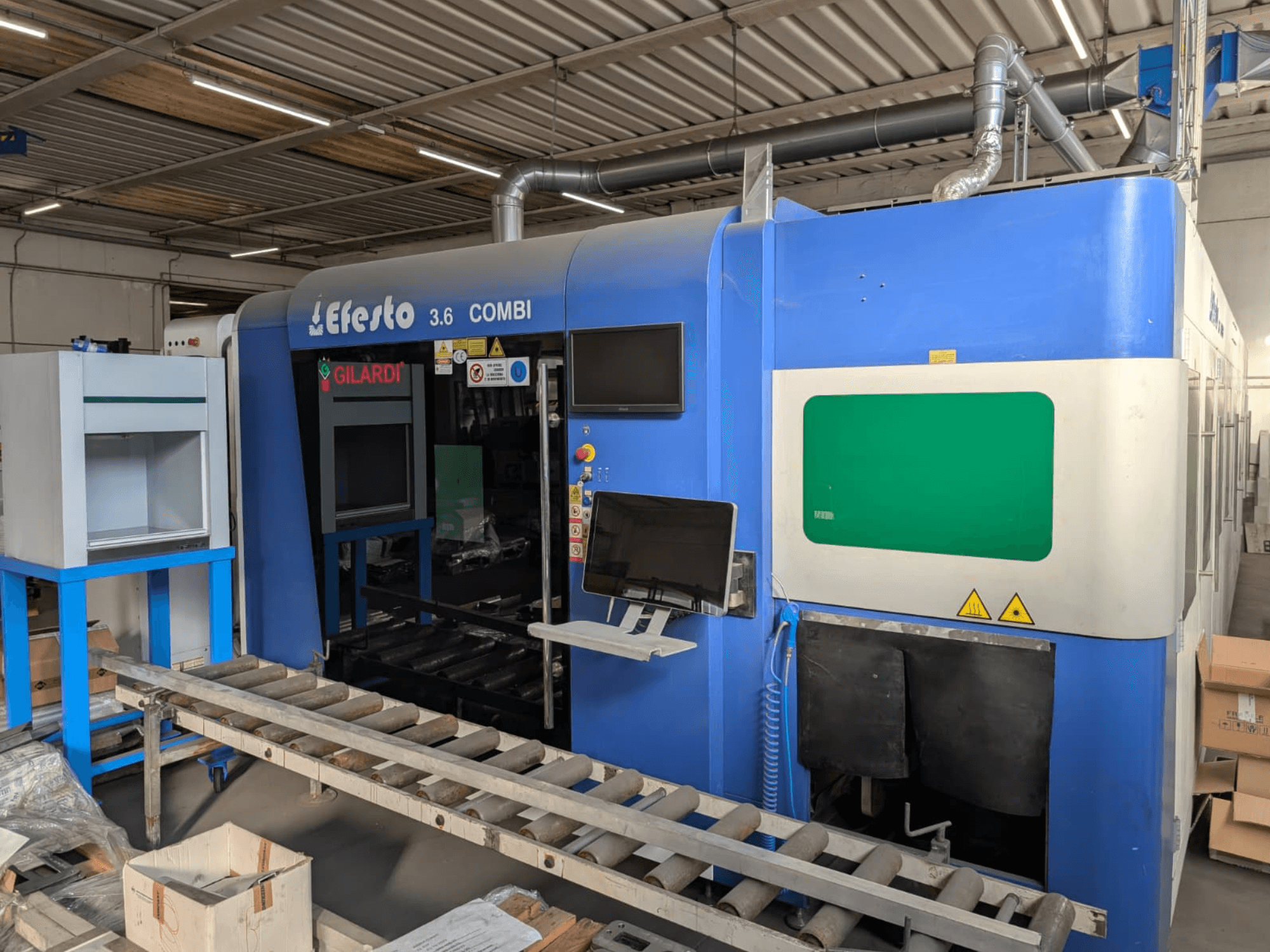 EFESTO 3.6 COMBI fiber lazer kesim makinesi, yan görünüm; mavi renkli gövdeye sahip kontrol paneli ve güvenlik göstergeleri ile.