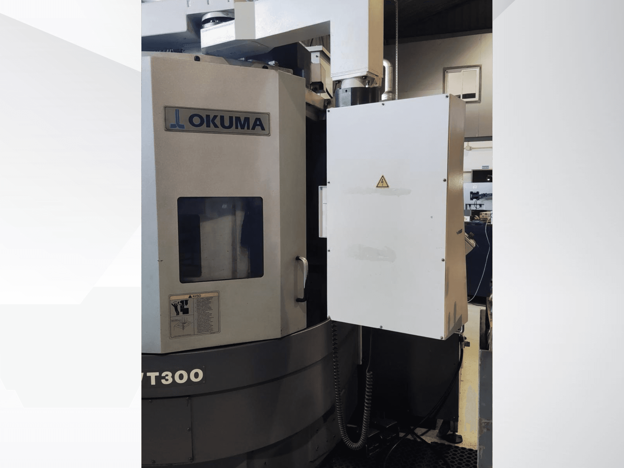 Okuma LVT300 dikey tornalama makinesi, önden görünüm, kontrol paneli ve etiketli güvenlik özellikleri.
