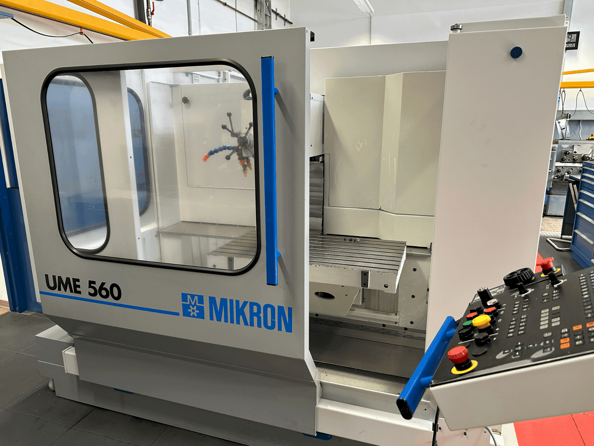Makine MIKRON UME-560 - Önden görünüm