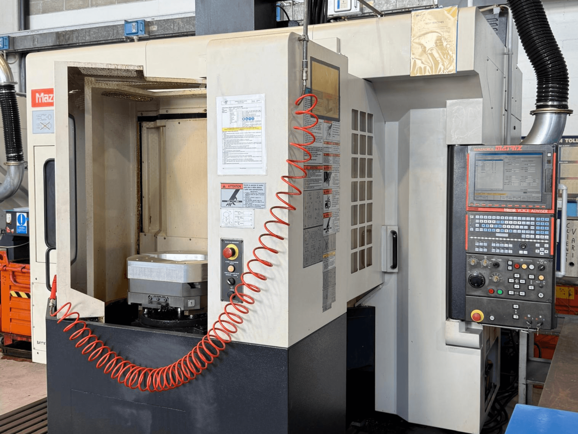 Mazak VARIAXIS I 500 dikey işleme merkezinin önden görünümü; kontrol paneli, parça tutucu ve takım depolama alanı gösterilmektedir.