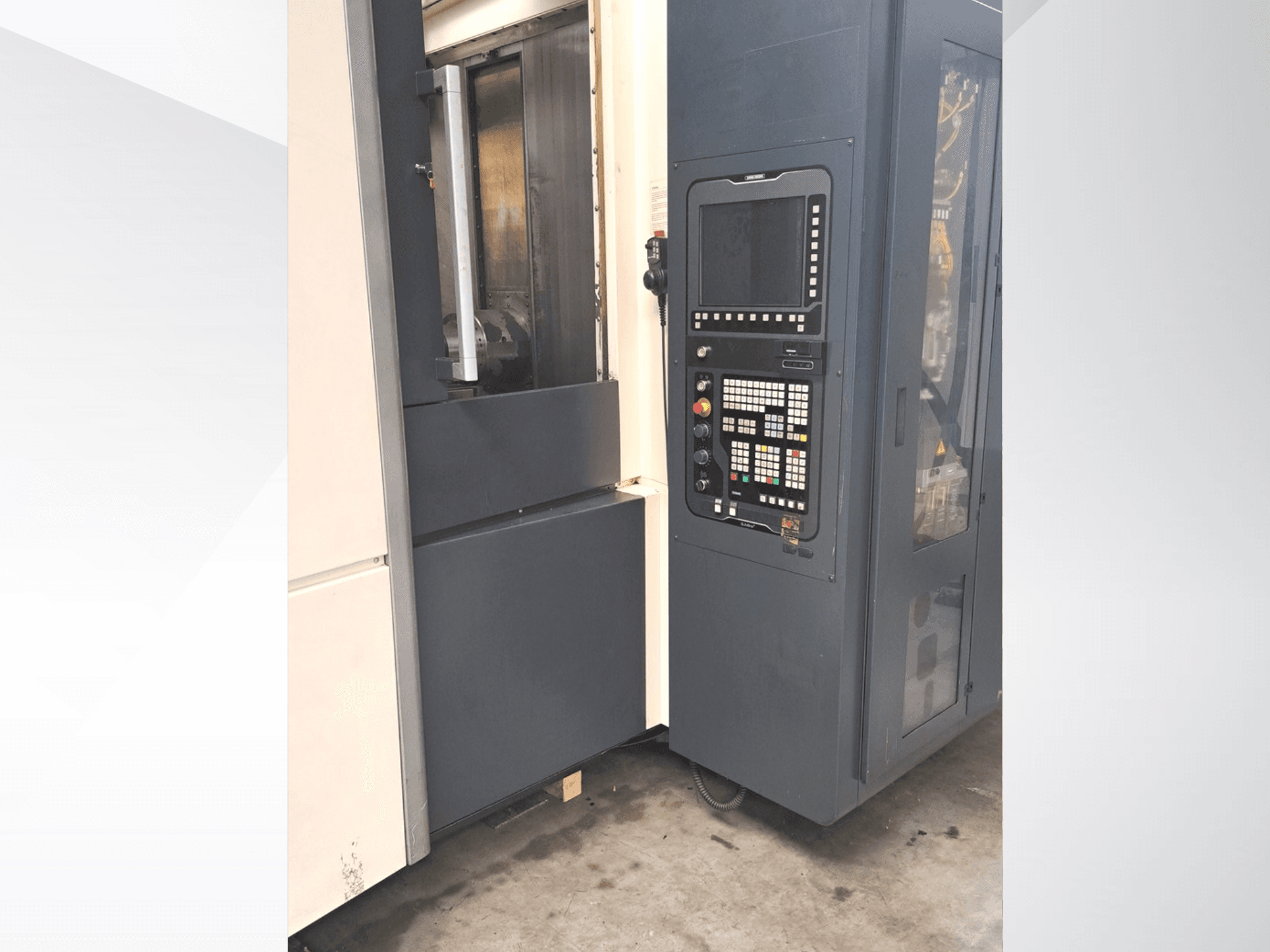 DMG MORI NHX5000 yatay işleme merkezi; kontrol paneli ve erişim kapısını gösteren yandan görünüm.