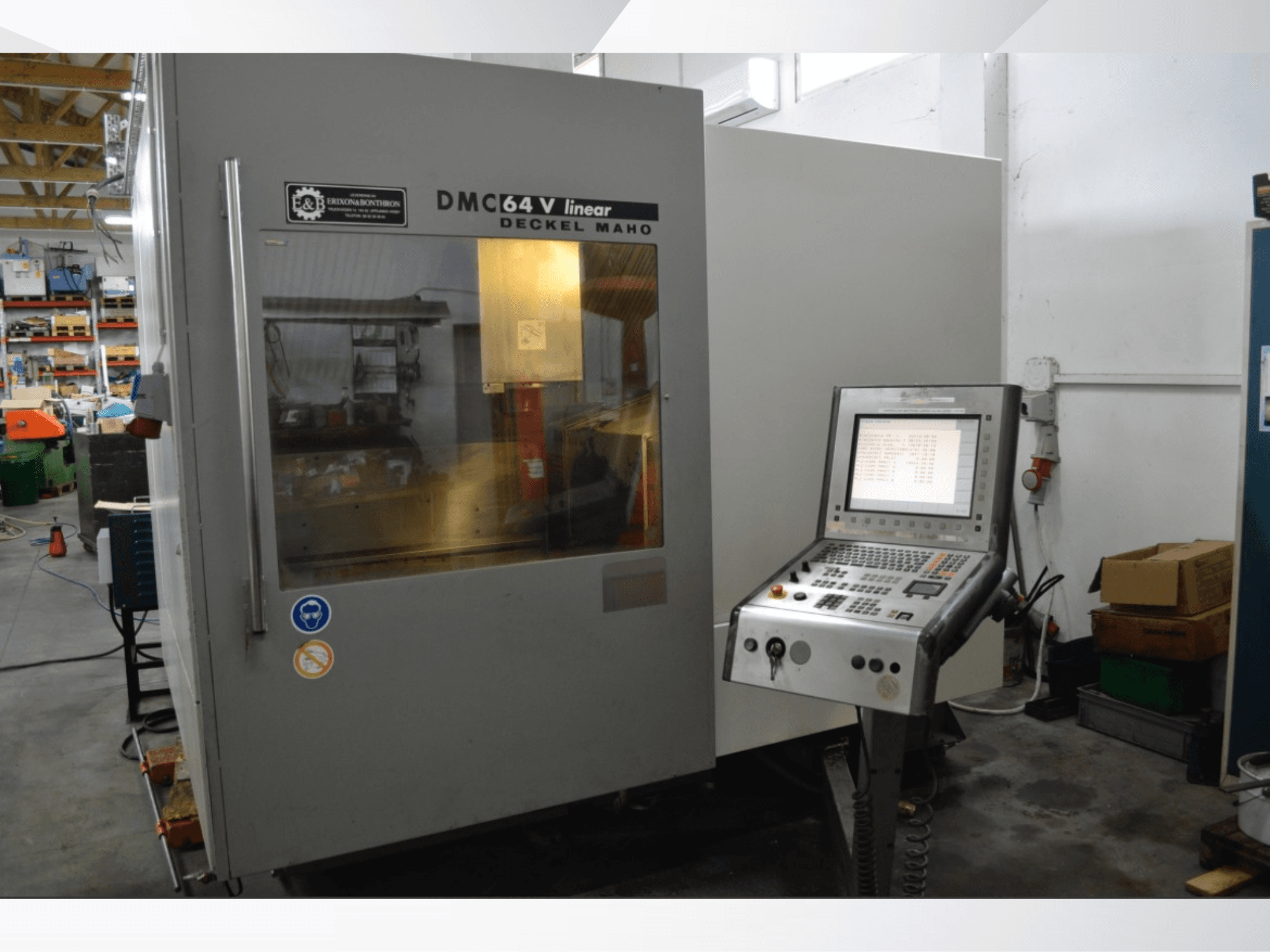DMG DECKEL MAHO DMC 64V Lineer dik işleme merkezi, kontrol paneli ve çalışma alanını gösteren önden görünüm.