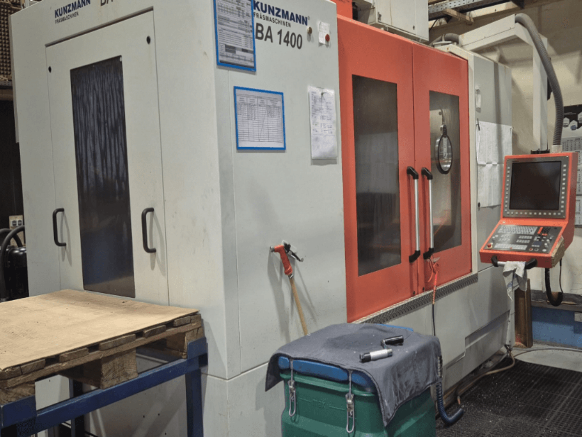 KUNZMANN BA1400 Dikey İşleme Merkezi önden görünüm, turuncu kapılar, kontrol paneli ve çalışma tezgahı.