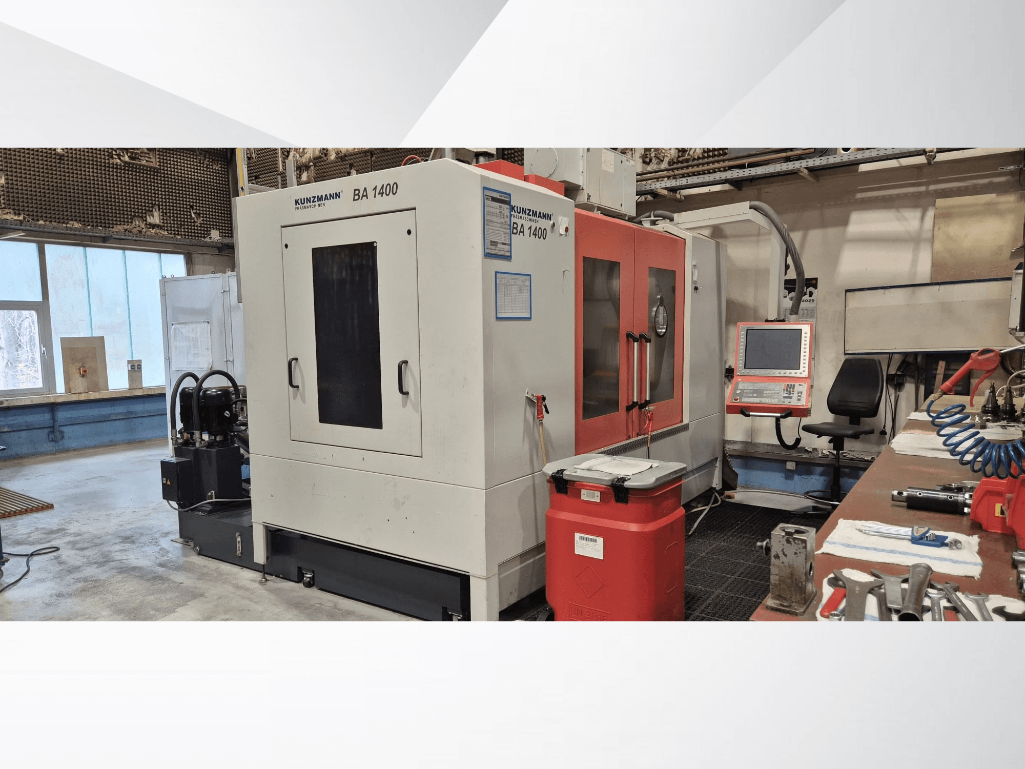 Bir atölyede bulunan KUNZMANN BA1400 dikey işleme merkezi; kontrol paneli ve çevresindeki aletlerin görüldüğü yandan görünüm.