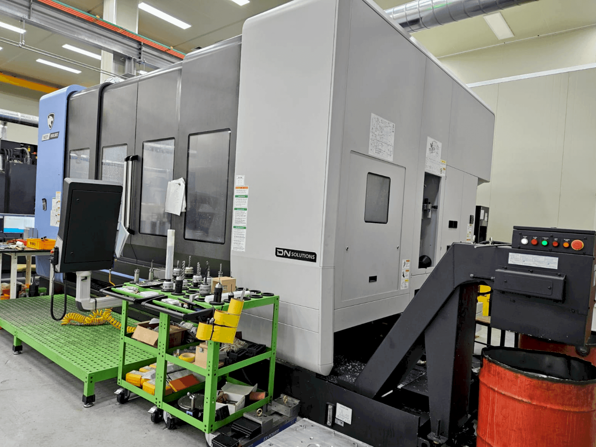 Makine DN SOLUTIONS VCF 850LSRII - Önden görünüm