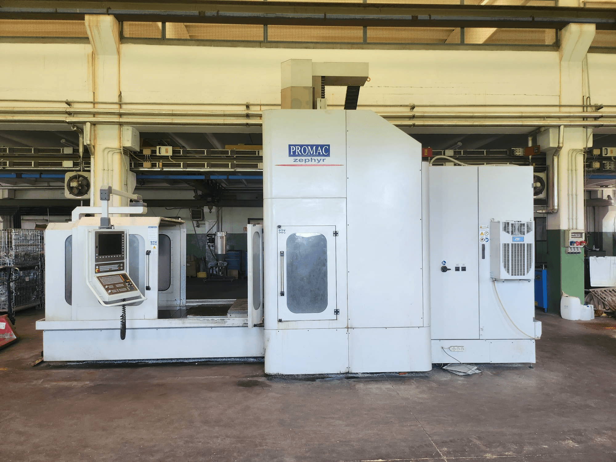 PROMAC ZEPHYR VT 2.5 XL Dik İşleme Merkezi'nin kontrol panelini ve işleme alanını gösteren önden görünümü.