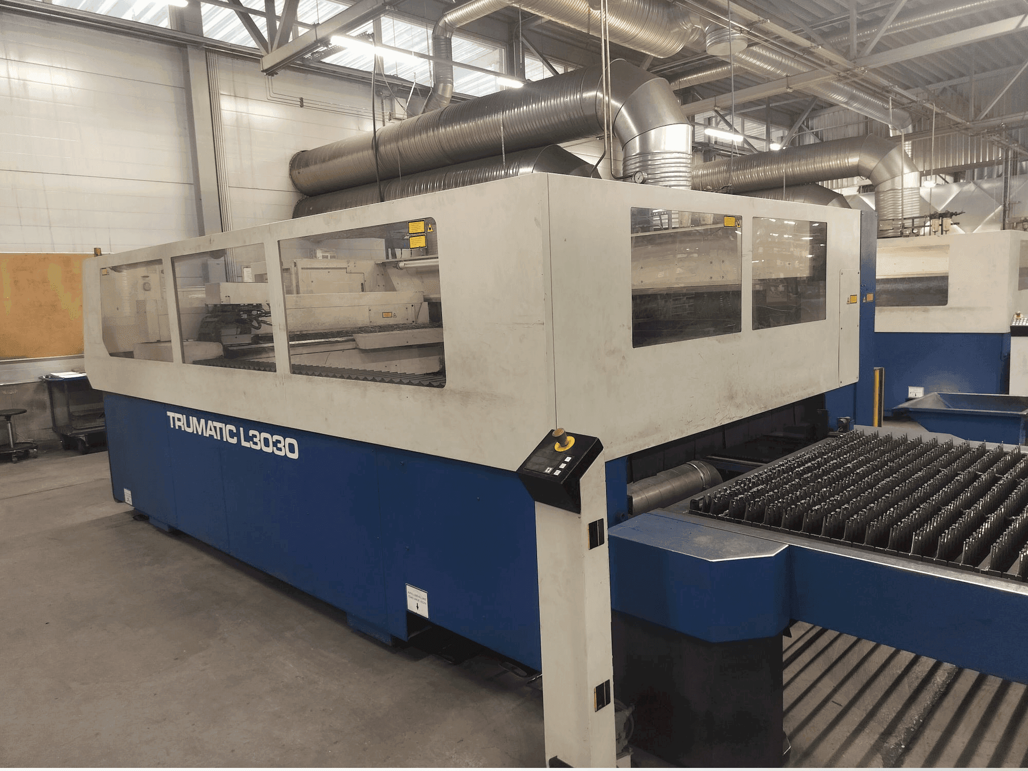 Makine TRUMPF Trumatic L3030 - Önden görünüm